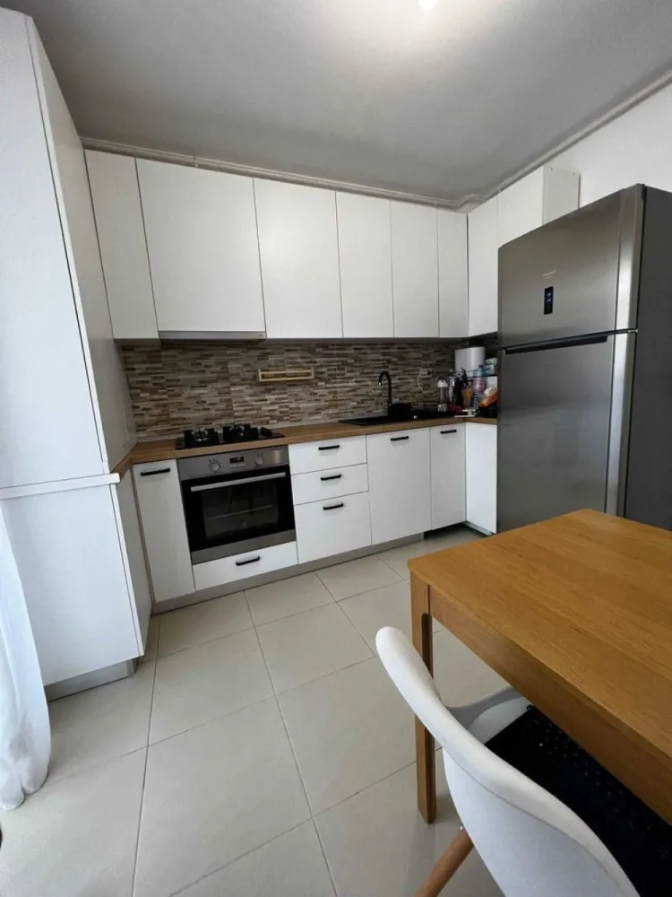 Apartament 2 camere, proprietar, 10 minute metrou Dimitrie Leonida - Proprietar, inchiriez apartament ce se afla la etajul 3/ 3 intr-un bloc finalizat in anul 2020 situat la 10 minute de mers pe jos de metroul Dimitrie Leonida

Apartamentul dispune de 2 camere plus balcon deschis 8 mp cu acces din bucatarie si living si loc de parcare.

Apartamentul este complet mobilat si utilat ( AC, Centrala proprie, cuptor electric, frigider, masina de spalat).

Pretul include locul de parcare privat.

In imediata apropiere se afla centru comercial La Strada, restaurante, cafenele, Profi, iar la doi pasi de bloc se gaseste magazinul “La doi pasi”.