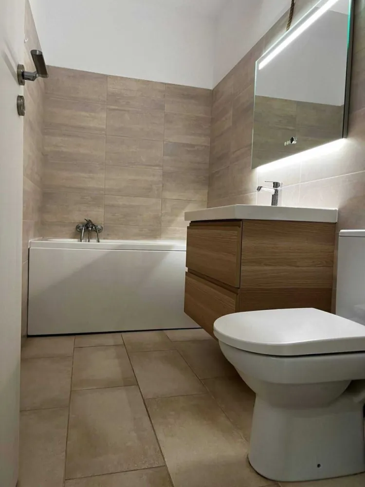 Apartament 2 camere, proprietar, 10 minute metrou Dimitrie Leonida - Proprietar, inchiriez apartament ce se afla la etajul 3/ 3 intr-un bloc finalizat in anul 2020 situat la 10 minute de mers pe jos de metroul Dimitrie Leonida

Apartamentul dispune de 2 camere plus balcon deschis 8 mp cu acces din bucatarie si living si loc de parcare.

Apartamentul este complet mobilat si utilat ( AC, Centrala proprie, cuptor electric, frigider, masina de spalat).

Pretul include locul de parcare privat.

In imediata apropiere se afla centru comercial La Strada, restaurante, cafenele, Profi, iar la doi pasi de bloc se gaseste magazinul “La doi pasi”.