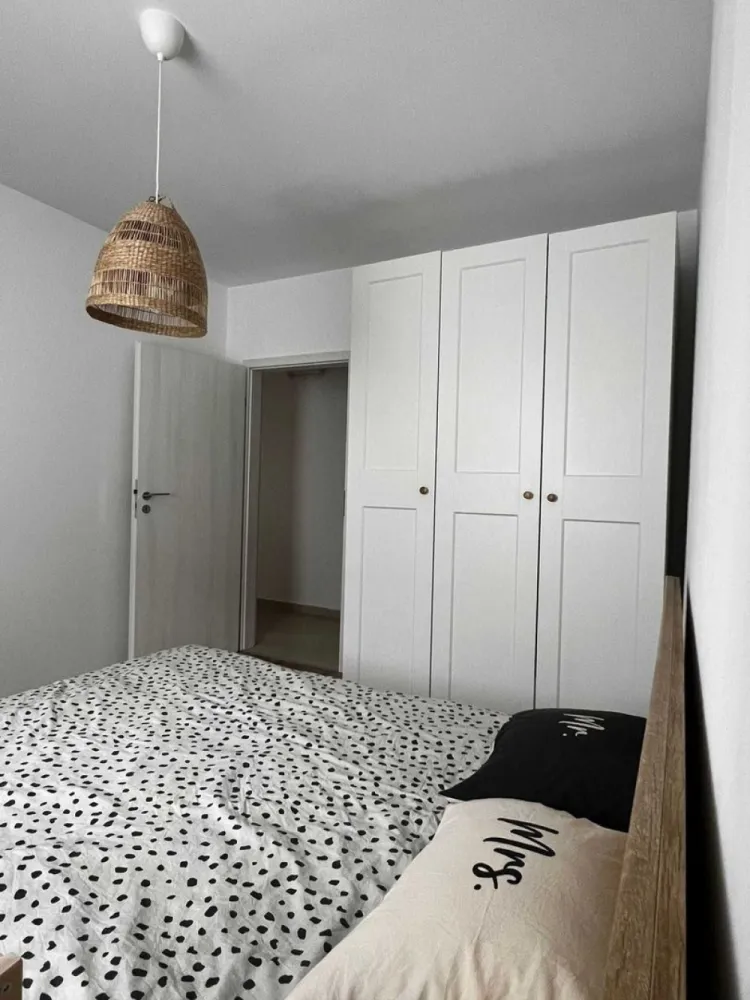Apartament 2 camere, proprietar, 10 minute metrou Dimitrie Leonida - Proprietar, inchiriez apartament ce se afla la etajul 3/ 3 intr-un bloc finalizat in anul 2020 situat la 10 minute de mers pe jos de metroul Dimitrie Leonida

Apartamentul dispune de 2 camere plus balcon deschis 8 mp cu acces din bucatarie si living si loc de parcare.

Apartamentul este complet mobilat si utilat ( AC, Centrala proprie, cuptor electric, frigider, masina de spalat).

Pretul include locul de parcare privat.

In imediata apropiere se afla centru comercial La Strada, restaurante, cafenele, Profi, iar la doi pasi de bloc se gaseste magazinul “La doi pasi”.