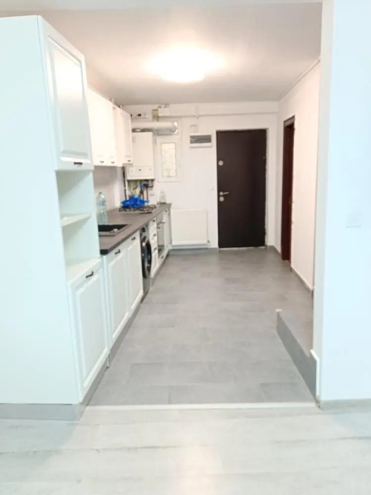 Vila in cartier nou Bragadiru, complet amenajata - Vila de vanzare (tip insiruita ) situata in cartier nou Bragadiru , strada Margelelor ,constructie 2009 , renovata recent . Suprafata teren 86 mp , amprenta la sol 40 mp , dispusa pe P+1+M , 30 mp curte , 5 camere , 3 bai , complet amenajata si mobilata , 3 aparate de AC ,masina de spalat vase , rufe , cuptor electric , hota , TV. Centrala proprie pe gaz schimbata recent , electrocasnice cu o vechime de 2 ani . 
2 locuri de parcare in fata , complex securizat cu poarta si telecomanda . 
Vila are fosa ecologica si put de mare adancime . Situata la 10 minute de mers cu masina pana la AUCHAN Dr Taberei.
Se vinde complet mobilata si utilata , acte la zi .
Mai multe detalii la telefon .