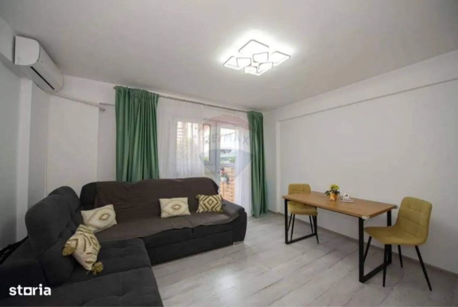 Vila in cartier nou Bragadiru, complet amenajata - Vila de vanzare (tip insiruita ) situata in cartier nou Bragadiru , strada Margelelor ,constructie 2009 , renovata recent . Suprafata teren 86 mp , amprenta la sol 40 mp , dispusa pe P+1+M , 30 mp curte , 5 camere , 3 bai , complet amenajata si mobilata , 3 aparate de AC ,masina de spalat vase , rufe , cuptor electric , hota , TV. Centrala proprie pe gaz schimbata recent , electrocasnice cu o vechime de 2 ani . 
2 locuri de parcare in fata , complex securizat cu poarta si telecomanda . 
Vila are fosa ecologica si put de mare adancime . Situata la 10 minute de mers cu masina pana la AUCHAN Dr Taberei.
Se vinde complet mobilata si utilata , acte la zi .
Mai multe detalii la telefon .