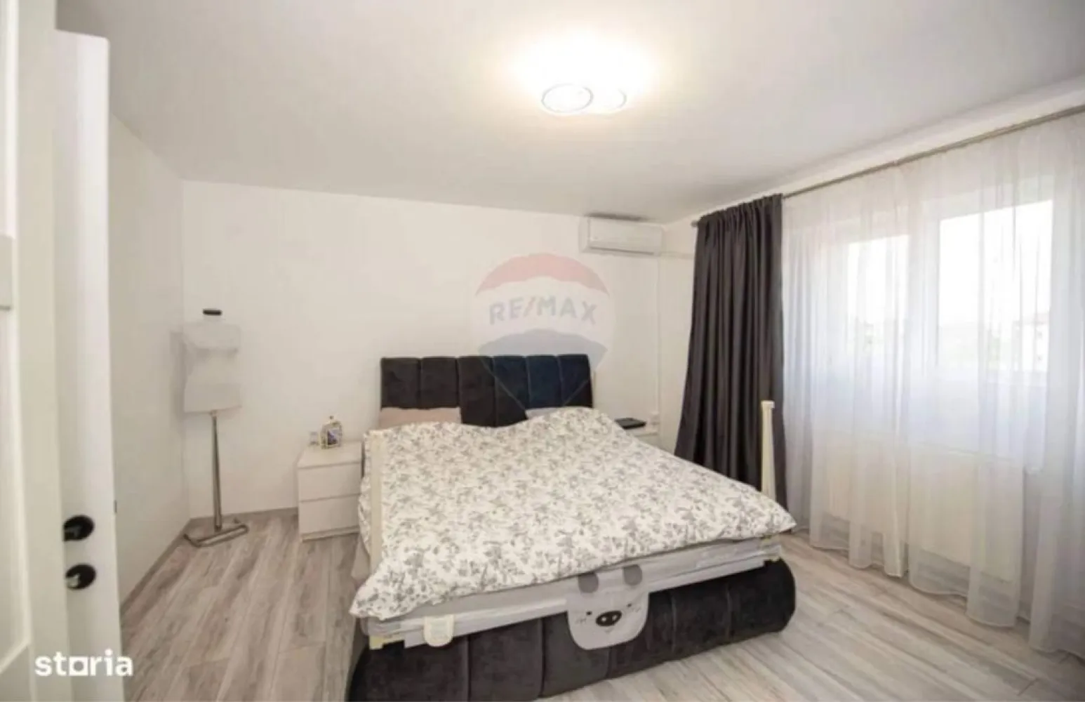 Vila in cartier nou Bragadiru, complet amenajata - Vila de vanzare (tip insiruita ) situata in cartier nou Bragadiru , strada Margelelor ,constructie 2009 , renovata recent . Suprafata teren 86 mp , amprenta la sol 40 mp , dispusa pe P+1+M , 30 mp curte , 5 camere , 3 bai , complet amenajata si mobilata , 3 aparate de AC ,masina de spalat vase , rufe , cuptor electric , hota , TV. Centrala proprie pe gaz schimbata recent , electrocasnice cu o vechime de 2 ani . 
2 locuri de parcare in fata , complex securizat cu poarta si telecomanda . 
Vila are fosa ecologica si put de mare adancime . Situata la 10 minute de mers cu masina pana la AUCHAN Dr Taberei.
Se vinde complet mobilata si utilata , acte la zi .
Mai multe detalii la telefon .