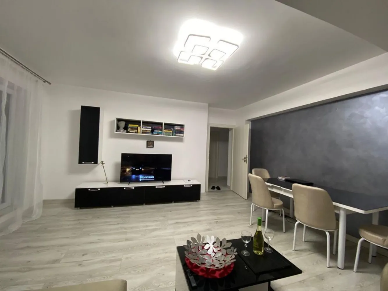 Apartament de vanzare cu 2 camere - Apartament de vânzare cu 2 camere, decomandat.

Suprafața totală 68.5 mp.
Etajul 1 din 4, blocul este finalizat în 2021, foarte bine izolat fonic. 
Se vinde complet mobilat!!! O parte din mobilier este achiziționat acum o lună dovedit cu facturi.
Este dotat cu centrală + termostat iar încălzirea se face prin calorifere. Este racordat la toate utilitățile 
Vecinătăți: Mega, Lidl, Saloane, restaurante, spălătorii, service auto etc
Blocul face parte dintr un complex dotat cu bariere și camere de supraveghere care este situat pe strada Cireșari din Bragadiru.
Se acceptă CREDIT IPOTECAR/ PRIMA CASĂ/ CASH 
NEGOCIABIL ȘI MUTAREA IN NOUL TAU APARTAMENT SE POATE REALIZA IMEDIAT. 
Pentru mai multe detalii nu ezitați să mă contactați.