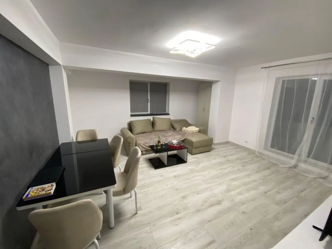 Apartament de vanzare cu 2 camere - Apartament de vânzare cu 2 camere, decomandat.

Suprafața totală 68.5 mp.
Etajul 1 din 4, blocul este finalizat în 2021, foarte bine izolat fonic. 
Se vinde complet mobilat!!! O parte din mobilier este achiziționat acum o lună dovedit cu facturi.
Este dotat cu centrală + termostat iar încălzirea se face prin calorifere. Este racordat la toate utilitățile 
Vecinătăți: Mega, Lidl, Saloane, restaurante, spălătorii, service auto etc
Blocul face parte dintr un complex dotat cu bariere și camere de supraveghere care este situat pe strada Cireșari din Bragadiru.
Se acceptă CREDIT IPOTECAR/ PRIMA CASĂ/ CASH 
NEGOCIABIL ȘI MUTAREA IN NOUL TAU APARTAMENT SE POATE REALIZA IMEDIAT. 
Pentru mai multe detalii nu ezitați să mă contactați.