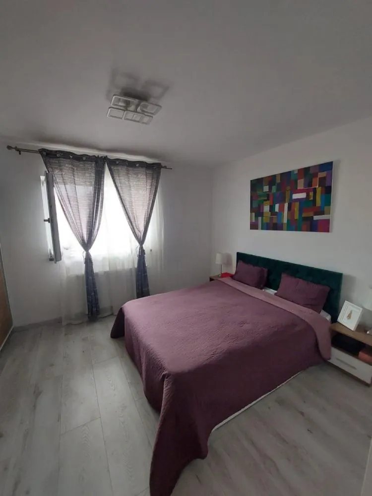 Apartament de vanzare cu 2 camere - Apartament de vânzare cu 2 camere, decomandat.

Suprafața totală 68.5 mp.
Etajul 1 din 4, blocul este finalizat în 2021, foarte bine izolat fonic. 
Se vinde complet mobilat!!! O parte din mobilier este achiziționat acum o lună dovedit cu facturi.
Este dotat cu centrală + termostat iar încălzirea se face prin calorifere. Este racordat la toate utilitățile 
Vecinătăți: Mega, Lidl, Saloane, restaurante, spălătorii, service auto etc
Blocul face parte dintr un complex dotat cu bariere și camere de supraveghere care este situat pe strada Cireșari din Bragadiru.
Se acceptă CREDIT IPOTECAR/ PRIMA CASĂ/ CASH 
NEGOCIABIL ȘI MUTAREA IN NOUL TAU APARTAMENT SE POATE REALIZA IMEDIAT. 
Pentru mai multe detalii nu ezitați să mă contactați.