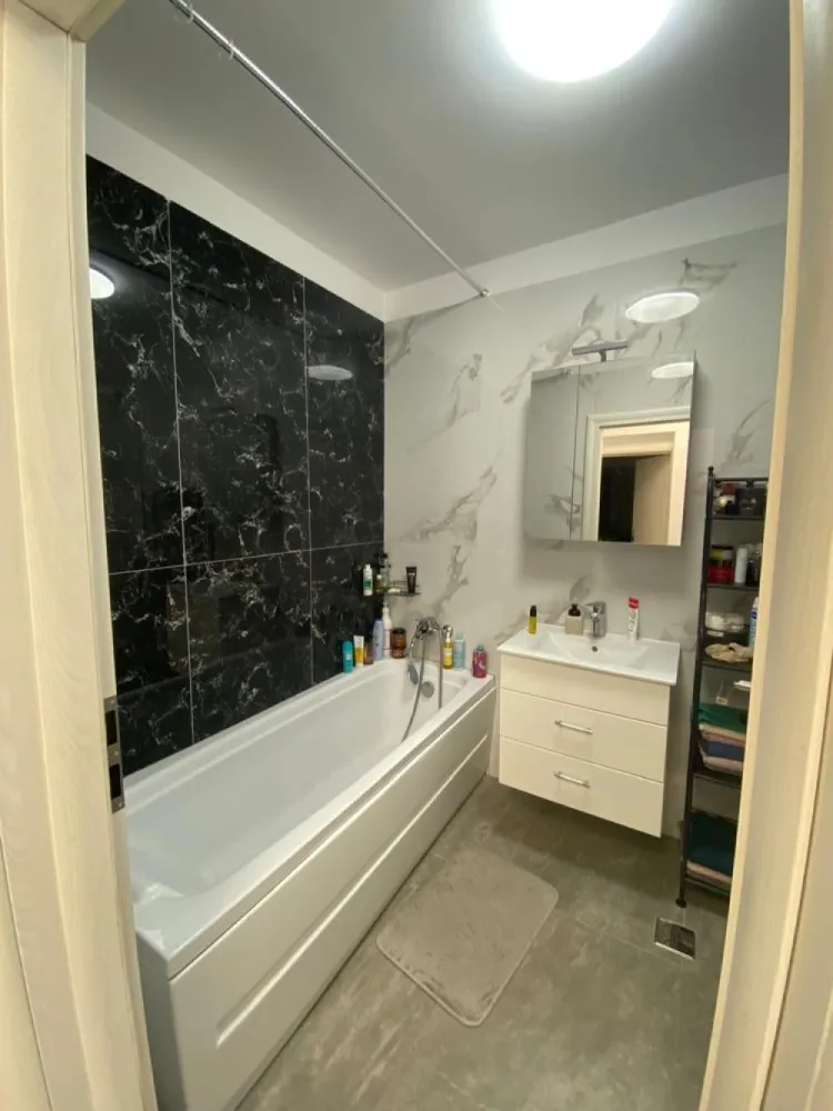 Apartament de vanzare cu 2 camere - Apartament de vânzare cu 2 camere, decomandat.

Suprafața totală 68.5 mp.
Etajul 1 din 4, blocul este finalizat în 2021, foarte bine izolat fonic. 
Se vinde complet mobilat!!! O parte din mobilier este achiziționat acum o lună dovedit cu facturi.
Este dotat cu centrală + termostat iar încălzirea se face prin calorifere. Este racordat la toate utilitățile 
Vecinătăți: Mega, Lidl, Saloane, restaurante, spălătorii, service auto etc
Blocul face parte dintr un complex dotat cu bariere și camere de supraveghere care este situat pe strada Cireșari din Bragadiru.
Se acceptă CREDIT IPOTECAR/ PRIMA CASĂ/ CASH 
NEGOCIABIL ȘI MUTAREA IN NOUL TAU APARTAMENT SE POATE REALIZA IMEDIAT. 
Pentru mai multe detalii nu ezitați să mă contactați.