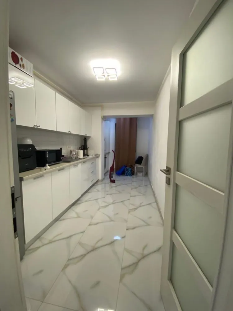 Apartament de vanzare cu 2 camere - Apartament de vânzare cu 2 camere, decomandat.

Suprafața totală 68.5 mp.
Etajul 1 din 4, blocul este finalizat în 2021, foarte bine izolat fonic. 
Se vinde complet mobilat!!! O parte din mobilier este achiziționat acum o lună dovedit cu facturi.
Este dotat cu centrală + termostat iar încălzirea se face prin calorifere. Este racordat la toate utilitățile 
Vecinătăți: Mega, Lidl, Saloane, restaurante, spălătorii, service auto etc
Blocul face parte dintr un complex dotat cu bariere și camere de supraveghere care este situat pe strada Cireșari din Bragadiru.
Se acceptă CREDIT IPOTECAR/ PRIMA CASĂ/ CASH 
NEGOCIABIL ȘI MUTAREA IN NOUL TAU APARTAMENT SE POATE REALIZA IMEDIAT. 
Pentru mai multe detalii nu ezitați să mă contactați.