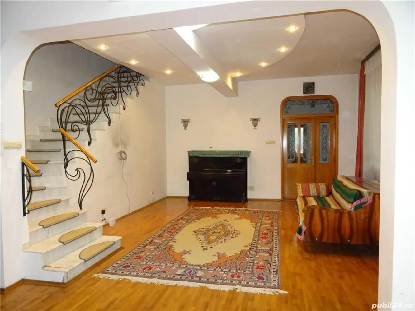 Vila 7 camere 285.000 euro, negociabil - PROPRIETAR ofer spre vanzare, vila 7 camere, zona parc Humulesti: S+P+1E+M, constructie 2004, Su = 249,7 mp, Sc = 315 mp, Steren = 292 mp.
Zidarie caramida de 47 cm. Gresie, faianta, parchet masiv stejar usi interioare stejar masiv . Ferestre termopan Veka. Centrala Termica 35 KW. Usa metalica cu luminator MACO unicat. Invelitoare acoperis tigla metalica Bilka. Scara etaj si glafuri interioare marmura. Scara mansarda: structura metalica imbracta in lemn stejar. Aer conditionat in sufragerie si birou mansarda. Tel: 
Comision 0%
Pret 285.000 euro