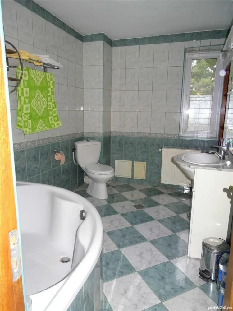 Vila 7 camere 285.000 euro, negociabil - PROPRIETAR ofer spre vanzare, vila 7 camere, zona parc Humulesti: S+P+1E+M, constructie 2004, Su = 249,7 mp, Sc = 315 mp, Steren = 292 mp.
Zidarie caramida de 47 cm. Gresie, faianta, parchet masiv stejar usi interioare stejar masiv . Ferestre termopan Veka. Centrala Termica 35 KW. Usa metalica cu luminator MACO unicat. Invelitoare acoperis tigla metalica Bilka. Scara etaj si glafuri interioare marmura. Scara mansarda: structura metalica imbracta in lemn stejar. Aer conditionat in sufragerie si birou mansarda. Tel: 
Comision 0%
Pret 285.000 euro