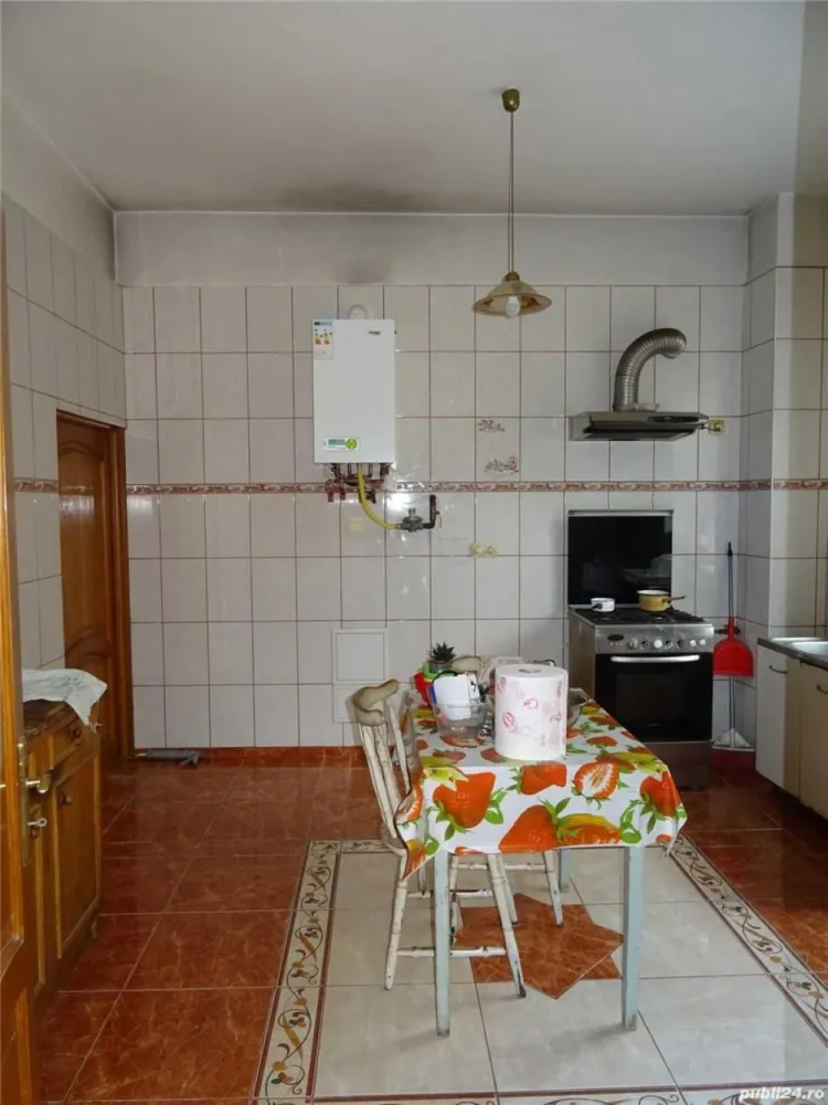 Vila 7 camere 285.000 euro, negociabil - PROPRIETAR ofer spre vanzare, vila 7 camere, zona parc Humulesti: S+P+1E+M, constructie 2004, Su = 249,7 mp, Sc = 315 mp, Steren = 292 mp.
Zidarie caramida de 47 cm. Gresie, faianta, parchet masiv stejar usi interioare stejar masiv . Ferestre termopan Veka. Centrala Termica 35 KW. Usa metalica cu luminator MACO unicat. Invelitoare acoperis tigla metalica Bilka. Scara etaj si glafuri interioare marmura. Scara mansarda: structura metalica imbracta in lemn stejar. Aer conditionat in sufragerie si birou mansarda. Tel: 
Comision 0%
Pret 285.000 euro