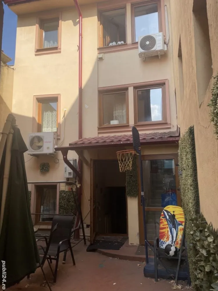 2 vile singur curte unic proprietar - Ultracentral, Bd. Dacia Imobil format din 2 vile singur curte , unic proprietar.Prima subsol camera tehnica si loc depozitare, parter: 2 camere bucatarie, baie, etaj identic parter. A doua vila parter bucatarie, living, dinning, et1 baie dormitor( are si intrare separata direct din curte) etaj 2 dormitor matrimonial, baie , dressing . Prima vila 100mp, a doua 150 mo. Teren 120 mp, liber50 mp.
