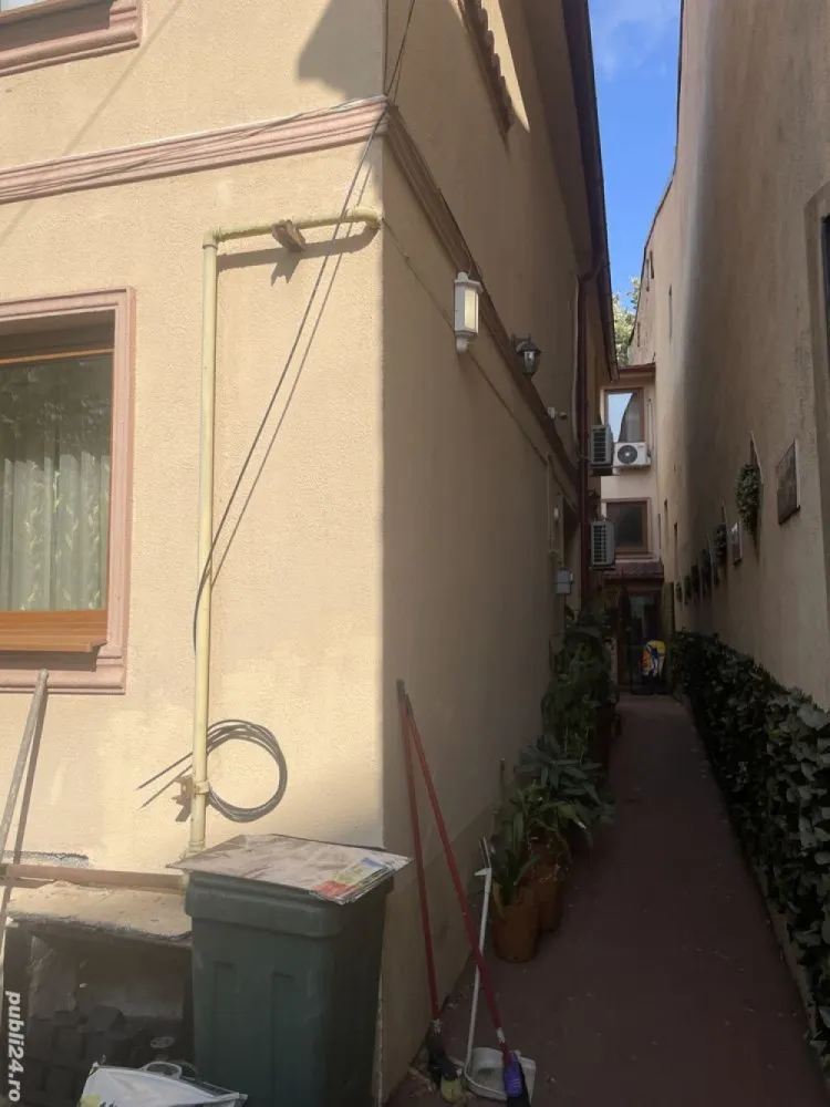 2 vile singur curte unic proprietar - Ultracentral, Bd. Dacia Imobil format din 2 vile singur curte , unic proprietar.Prima subsol camera tehnica si loc depozitare, parter: 2 camere bucatarie, baie, etaj identic parter. A doua vila parter bucatarie, living, dinning, et1 baie dormitor( are si intrare separata direct din curte) etaj 2 dormitor matrimonial, baie , dressing . Prima vila 100mp, a doua 150 mo. Teren 120 mp, liber50 mp.