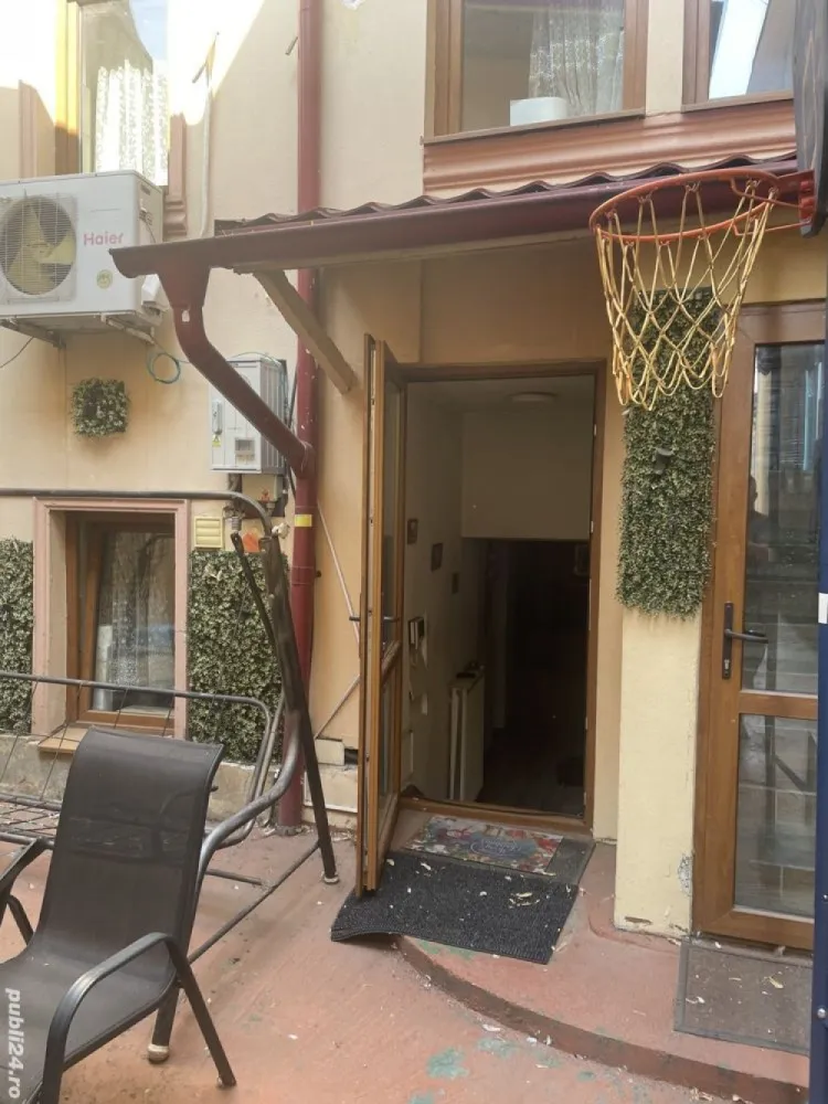 2 vile singur curte unic proprietar - Ultracentral, Bd. Dacia Imobil format din 2 vile singur curte , unic proprietar.Prima subsol camera tehnica si loc depozitare, parter: 2 camere bucatarie, baie, etaj identic parter. A doua vila parter bucatarie, living, dinning, et1 baie dormitor( are si intrare separata direct din curte) etaj 2 dormitor matrimonial, baie , dressing . Prima vila 100mp, a doua 150 mo. Teren 120 mp, liber50 mp.