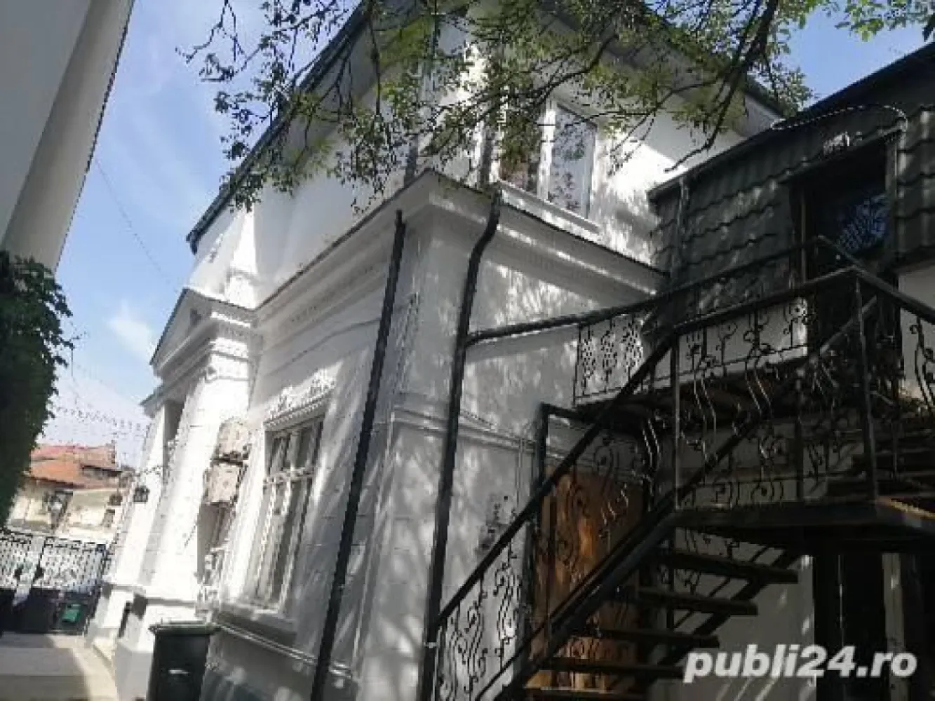 Cișmigiu, Vila interbelica eleganta D+P+1, curte - Calea Victoriei,propietar, vila eleganta D+ P+1, renovata 2018 cu doua apartamente separate. Parter, apartament 150 mp.utili,5 camere, mari, înalte, bai, bucătărie, terasa, 2 intrari. Etaj, apartament(penthouse) 160mp.,constructie 2018,cu scara exterioara, 3 camere, living 80mp.(h=4.8m),terasa 44mp.Demisol,2 camere, 50mp.Curte libera 150mp.(parcare auto)Încălzire centrala termica gaze.Apartamentele se pot vinde separat cu 540000 fiecare.