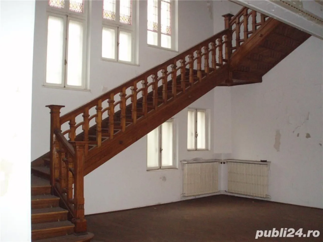 BRASADAS vinde vila cu 16 camere in zona ROMANA. - Rezidenta-vila LIBERA cu 16 camere demisol, parter, etaj si mansarda cu teren si garaj; suprafata desfasurata construita 1000mp. (fara mansarda, care este mare si se poate amenaja), garajul are 36mp si este pentru 3 masini, suprafata totala a terenului 750mp. 
Finisaje interioare: coloane si pilastrii din stucatura si placaje din marmura capiteluri si frize decorative, vitralii, scara interioara, usi cu cristale bizotate. 
Imobilul a fost sediu de ambasade. 
Corpul A: Demisol, parter, etaj suprafata pe palier 251,77mp 5 balcoane 
Corpul B: Parter, Etaj 1, Etaj 2; suprafata 171,20mp Garaj 36,37mp - zidarie utilitati Acoperis sarpata din lemn si invelitoare din tabla zincata. 
Deschidere la strada 27,10m. 
Imobilul se preteaza la locuinta si birouri. Incalzire cu centrala proprie pe gaze. 
Proprietar prin hotarare judecatoreasca. 
Poze pe adresa 
http://stefann.3x.ro/