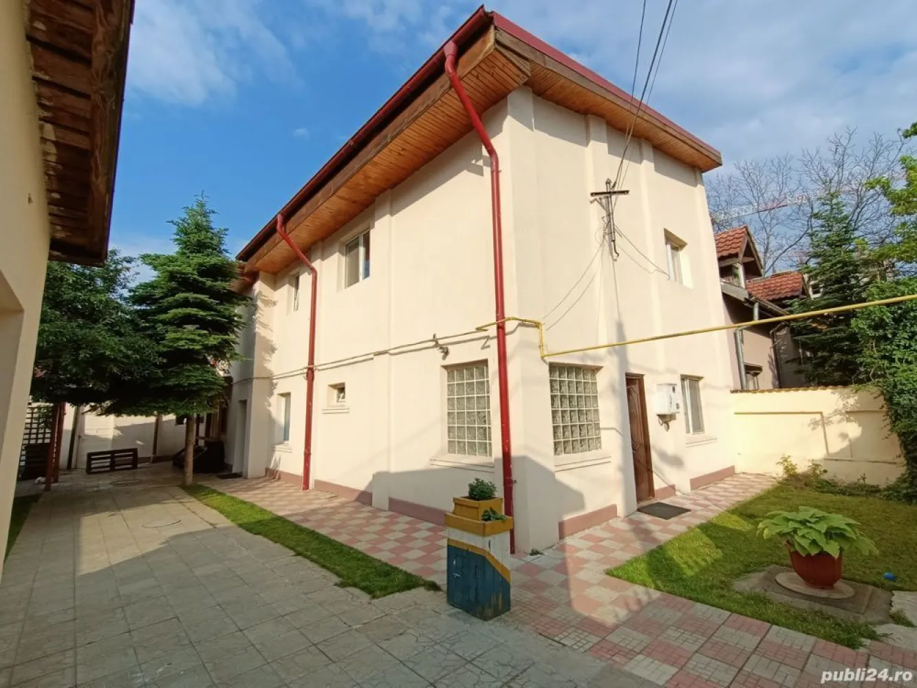 Casa 250mp 7 camere - Militari str. Orsova - Casa este construita in stil decomadat cu 7 camere, 2 bucatarii, 3 bai. 
Teren de 400mp cu deschidere 15m. Amprenta la sol este de 150mp + magazie de 30mp, 2-3 locuri de parcare. 
Toate utilitatile. Casa pretabila pentru locuit sau firma. aflata in zona rezidentiala. 
Distanta mica fata de scoli, mijloace de transport in comun, magazine, hypermarket-uri, Mall-uri.
Pret usor negociabil.