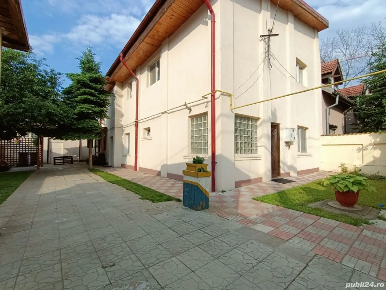 Casa 250mp 7 camere - Militari str. Orsova - Casa este construita in stil decomadat cu 7 camere, 2 bucatarii, 3 bai. 
Teren de 400mp cu deschidere 15m. Amprenta la sol este de 150mp + magazie de 30mp, 2-3 locuri de parcare. 
Toate utilitatile. Casa pretabila pentru locuit sau firma. aflata in zona rezidentiala. 
Distanta mica fata de scoli, mijloace de transport in comun, magazine, hypermarket-uri, Mall-uri.
Pret usor negociabil.