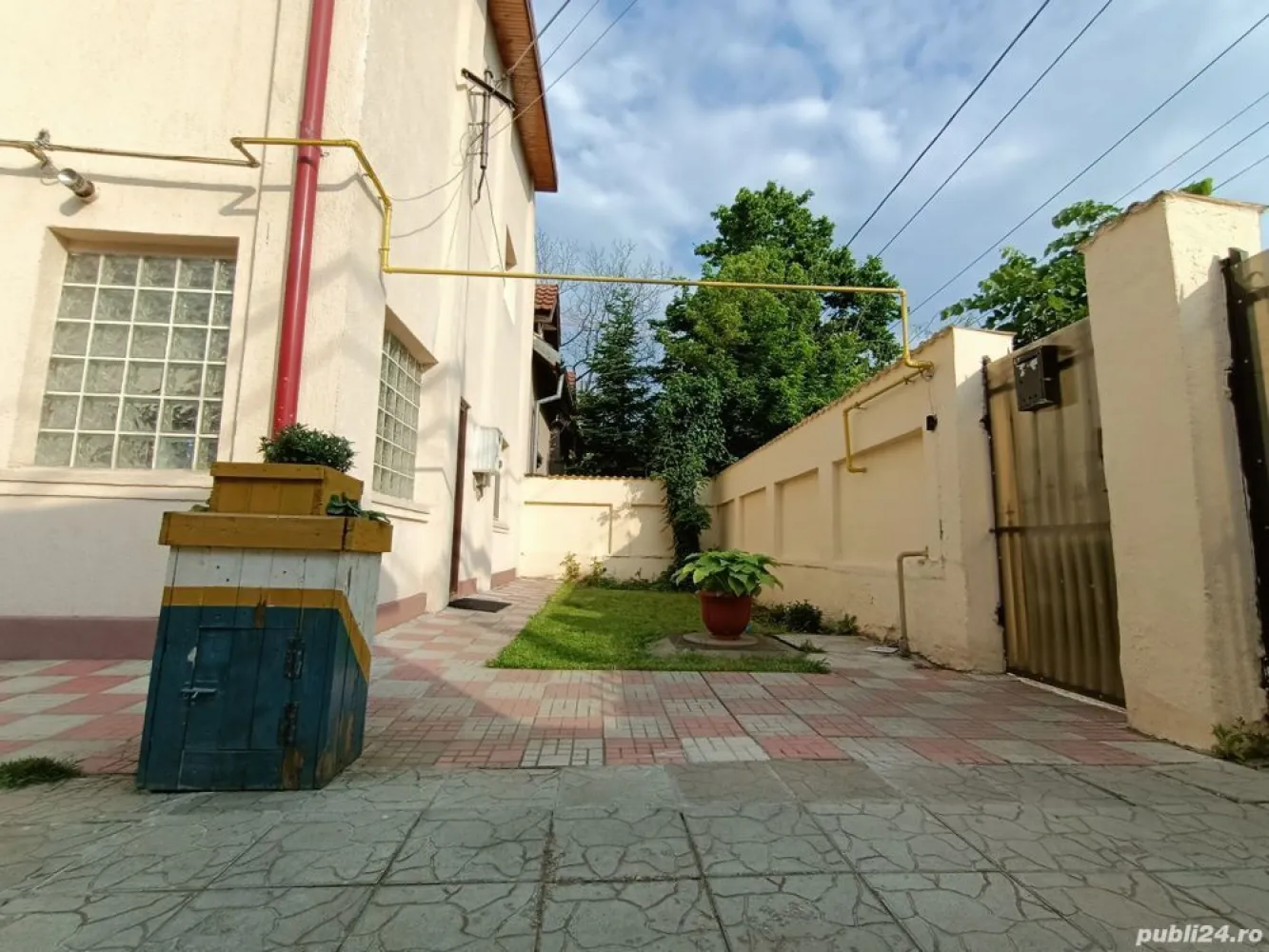 Casa 250mp 7 camere - Militari str. Orsova - Casa este construita in stil decomadat cu 7 camere, 2 bucatarii, 3 bai. 
Teren de 400mp cu deschidere 15m. Amprenta la sol este de 150mp + magazie de 30mp, 2-3 locuri de parcare. 
Toate utilitatile. Casa pretabila pentru locuit sau firma. aflata in zona rezidentiala. 
Distanta mica fata de scoli, mijloace de transport in comun, magazine, hypermarket-uri, Mall-uri.
Pret usor negociabil.