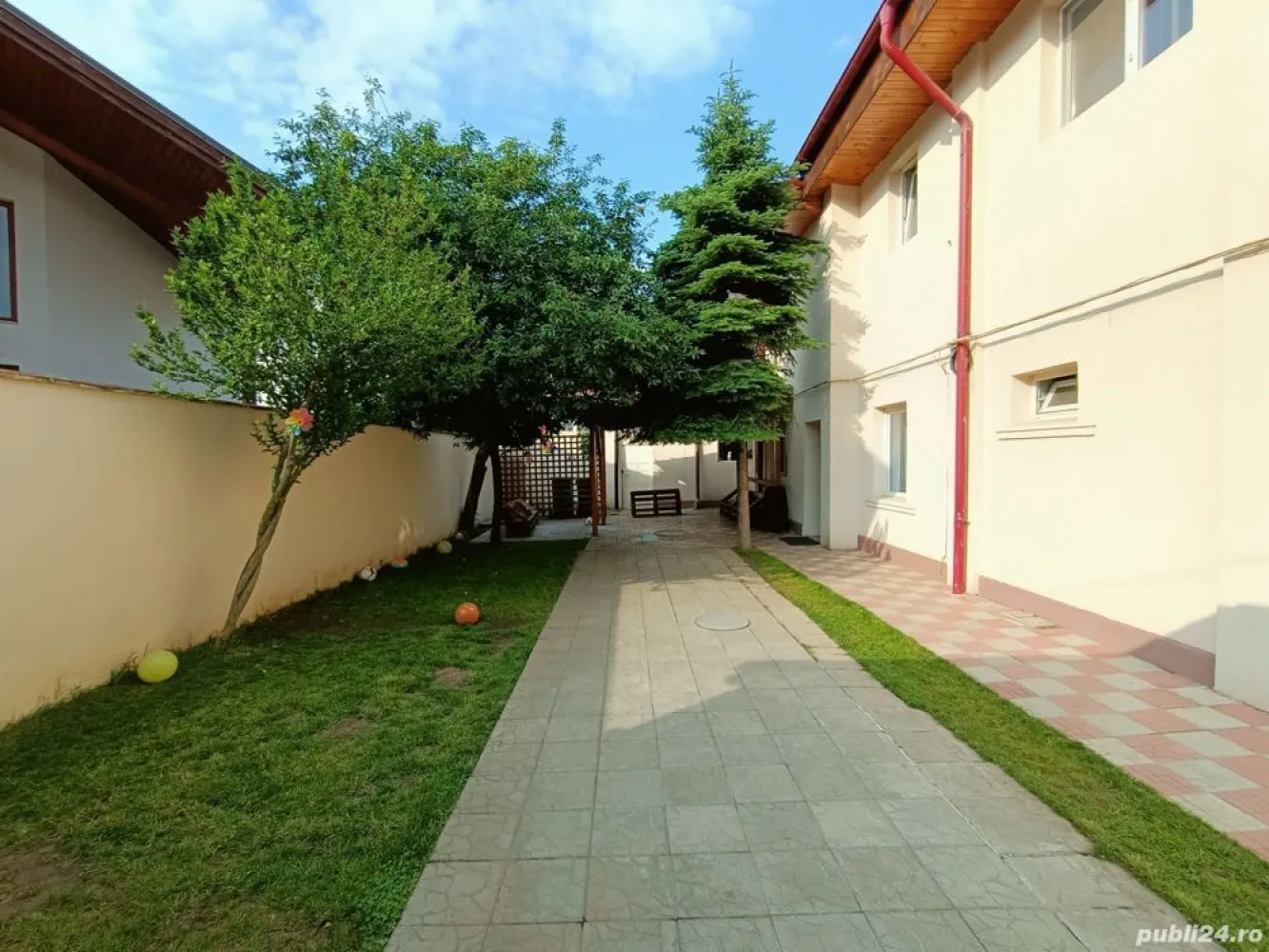 Casa 250mp 7 camere - Militari str. Orsova - Casa este construita in stil decomadat cu 7 camere, 2 bucatarii, 3 bai. 
Teren de 400mp cu deschidere 15m. Amprenta la sol este de 150mp + magazie de 30mp, 2-3 locuri de parcare. 
Toate utilitatile. Casa pretabila pentru locuit sau firma. aflata in zona rezidentiala. 
Distanta mica fata de scoli, mijloace de transport in comun, magazine, hypermarket-uri, Mall-uri.
Pret usor negociabil.
