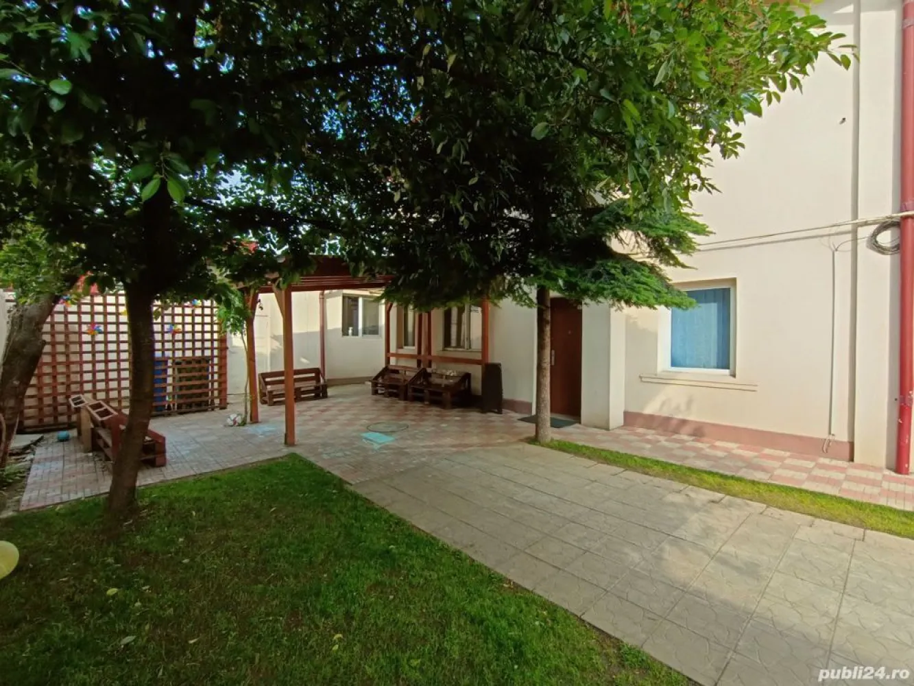 Casa 250mp 7 camere - Militari str. Orsova - Casa este construita in stil decomadat cu 7 camere, 2 bucatarii, 3 bai. 
Teren de 400mp cu deschidere 15m. Amprenta la sol este de 150mp + magazie de 30mp, 2-3 locuri de parcare. 
Toate utilitatile. Casa pretabila pentru locuit sau firma. aflata in zona rezidentiala. 
Distanta mica fata de scoli, mijloace de transport in comun, magazine, hypermarket-uri, Mall-uri.
Pret usor negociabil.
