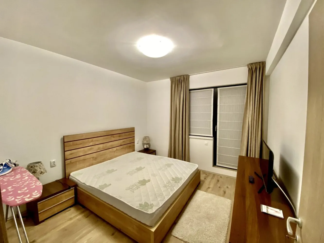 Apartament 2 camere de închiriat Greenfield Băneasa - Proprietar închiriez apartament cu 2 camere in cartier Greenfield Băneasa. Loc de parcare inclus in preț.
Balcon închis + rulou exterior la geam