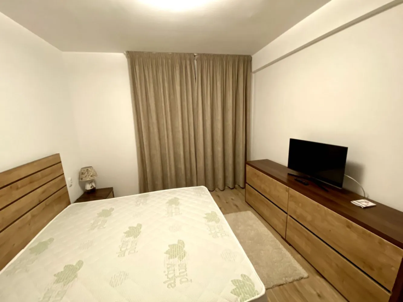 Apartament 2 camere de închiriat Greenfield Băneasa - Proprietar închiriez apartament cu 2 camere in cartier Greenfield Băneasa. Loc de parcare inclus in preț.
Balcon închis + rulou exterior la geam
