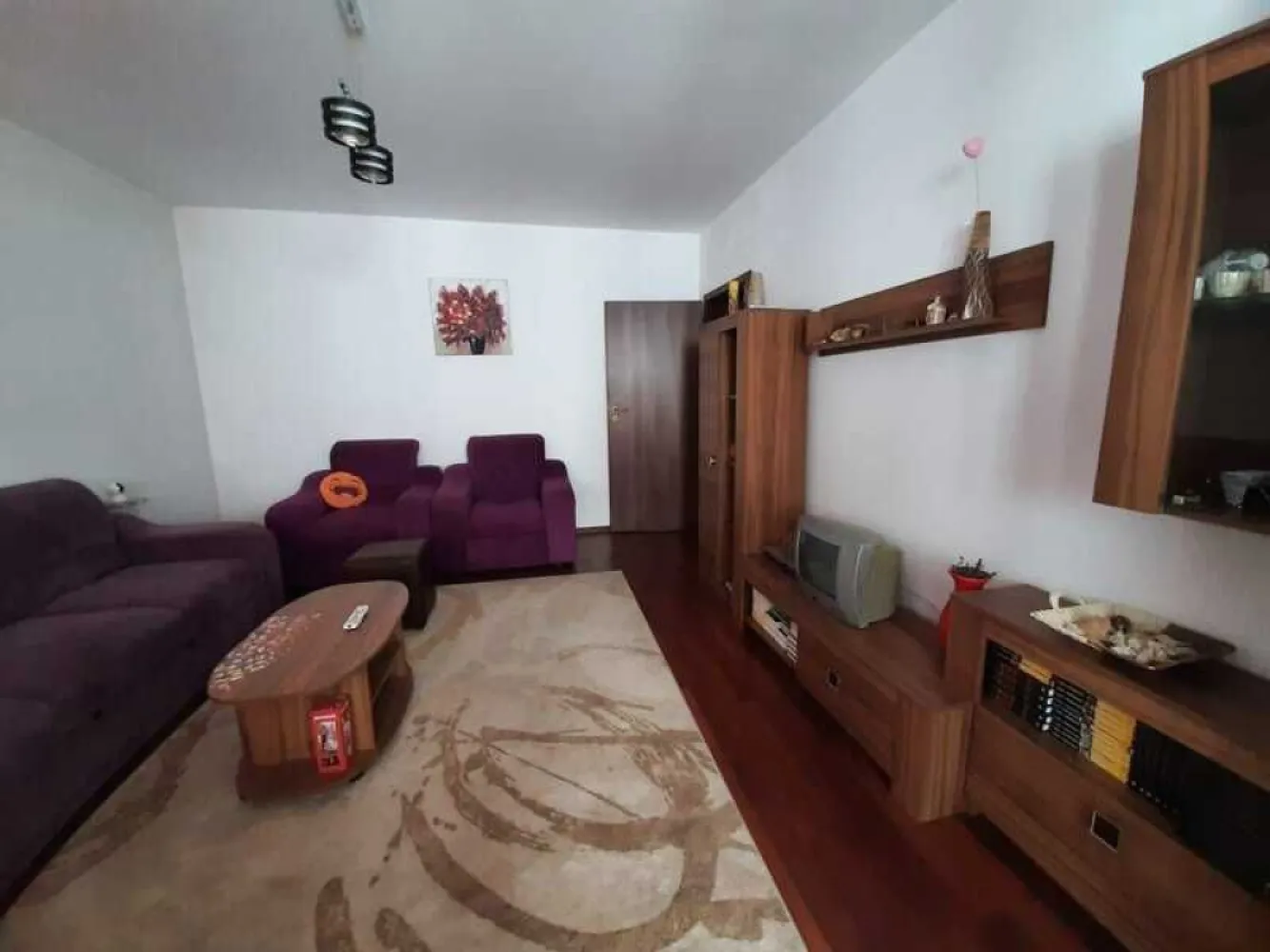 Vand apartament 3 camere, decomandat, Popesti-Leordeni - Vand apartament decomandat 3 camere , etaj 3 din 4, 71 mp. utili (84 mp cu balcoane) : 2 bai - geam aerisire, 2 balcoane inchise, mobiltat si utilat complet, centrala termica, 2 instalatii aer conditionat,la 8 minute mers pe jos de metrou Dimitrie Leonida.

Apartamentul se afla in complex rezidential Metropolitan Residence prevazut cu acces privat, loc de joaca, foisoare.

An constructie 2012.

Fotografii reale. Disponibil imediat. Se accepta orice tip de credit.
