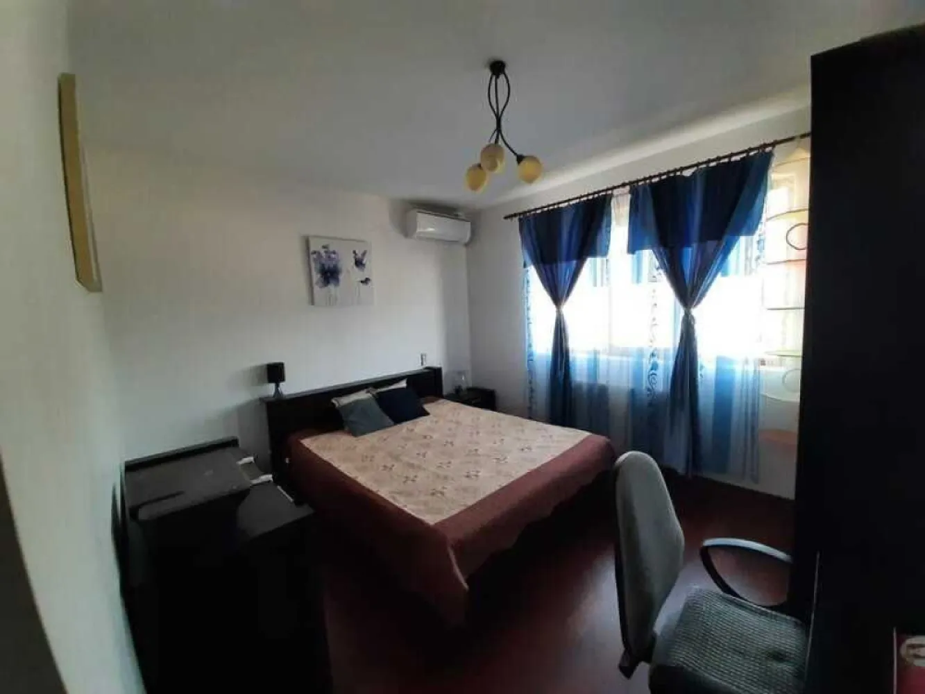 Vand apartament 3 camere, decomandat, Popesti-Leordeni - Vand apartament decomandat 3 camere , etaj 3 din 4, 71 mp. utili (84 mp cu balcoane) : 2 bai - geam aerisire, 2 balcoane inchise, mobiltat si utilat complet, centrala termica, 2 instalatii aer conditionat,la 8 minute mers pe jos de metrou Dimitrie Leonida.

Apartamentul se afla in complex rezidential Metropolitan Residence prevazut cu acces privat, loc de joaca, foisoare.

An constructie 2012.

Fotografii reale. Disponibil imediat. Se accepta orice tip de credit.