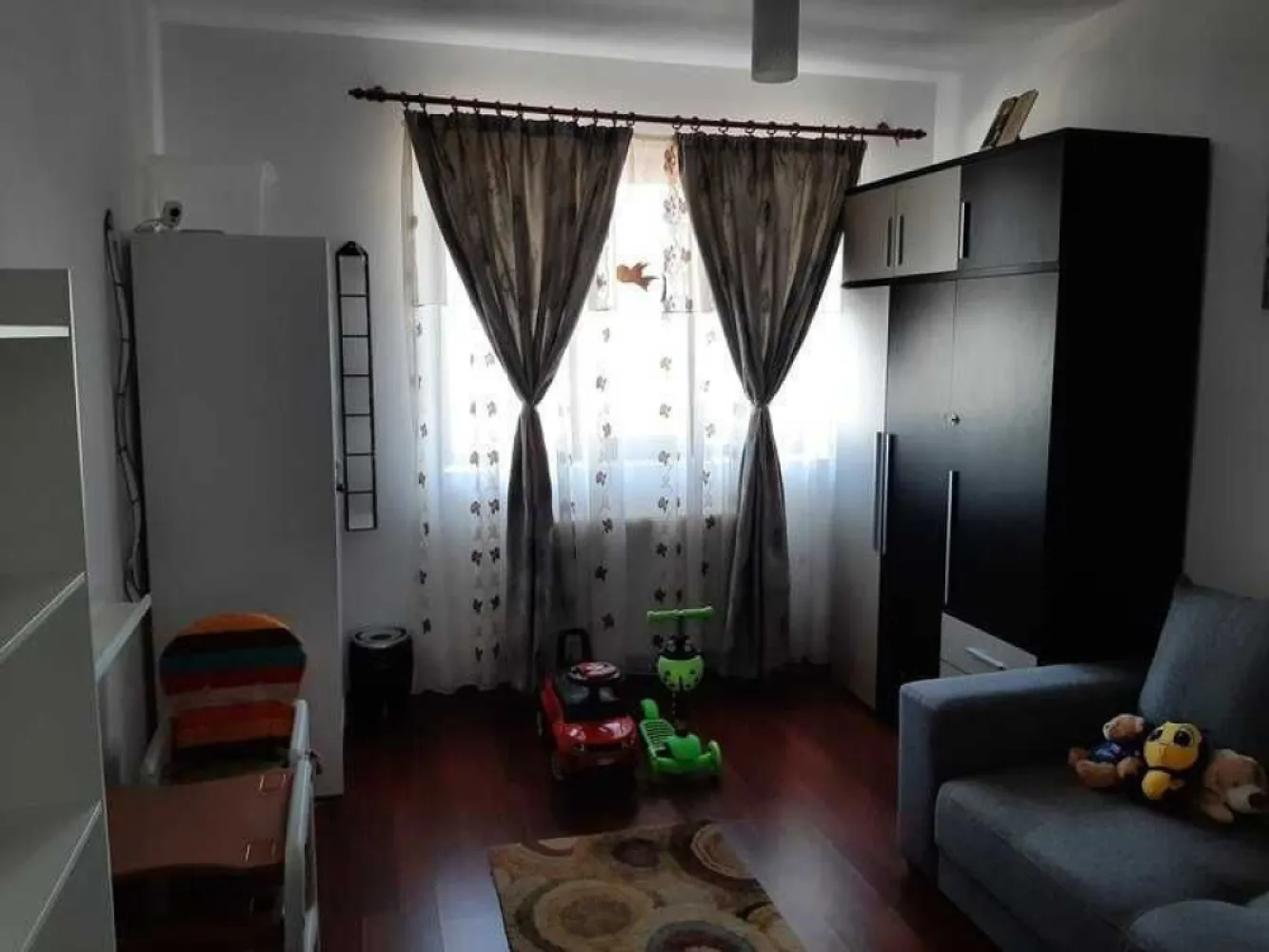 Vand apartament 3 camere, decomandat, Popesti-Leordeni - Vand apartament decomandat 3 camere , etaj 3 din 4, 71 mp. utili (84 mp cu balcoane) : 2 bai - geam aerisire, 2 balcoane inchise, mobiltat si utilat complet, centrala termica, 2 instalatii aer conditionat,la 8 minute mers pe jos de metrou Dimitrie Leonida.

Apartamentul se afla in complex rezidential Metropolitan Residence prevazut cu acces privat, loc de joaca, foisoare.

An constructie 2012.

Fotografii reale. Disponibil imediat. Se accepta orice tip de credit.