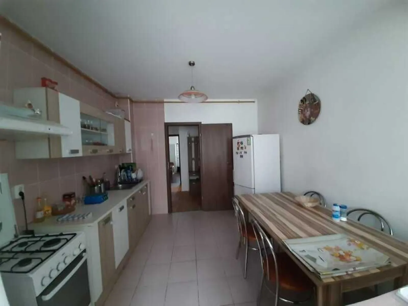 Vand apartament 3 camere, decomandat, Popesti-Leordeni - Vand apartament decomandat 3 camere , etaj 3 din 4, 71 mp. utili (84 mp cu balcoane) : 2 bai - geam aerisire, 2 balcoane inchise, mobiltat si utilat complet, centrala termica, 2 instalatii aer conditionat,la 8 minute mers pe jos de metrou Dimitrie Leonida.

Apartamentul se afla in complex rezidential Metropolitan Residence prevazut cu acces privat, loc de joaca, foisoare.

An constructie 2012.

Fotografii reale. Disponibil imediat. Se accepta orice tip de credit.