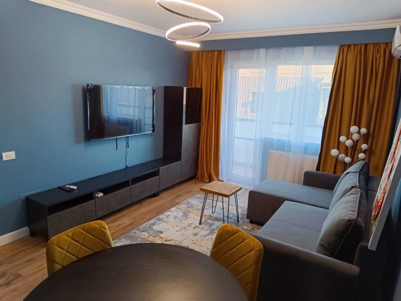Apartament 2 camere Fundeni str Marului + Parcare Proprietar Bloc Nou - Închiriez apartamente două camere + balcon pe str.Mărului 4, Dobroești. Apartamentul este decomandat, bucatarie inchisa, complet mobilate si utilat ( mobilă dormitoare, mobilă bucătarie,aer conditionat, televizoare smart, masină de spalat, frigider,cuptor,plită pe gaz,masina spalat vase). Locuința se află la etajul 3.
Suprafață aprox. 60 mp

Prima inchiriere !

Un singur loc de parcare asigurat in complex.
Se închiriază pe minim 1 an numai in baza unui contract încheiat între părti .

Fara animale de companie !

Rog seriozitate.