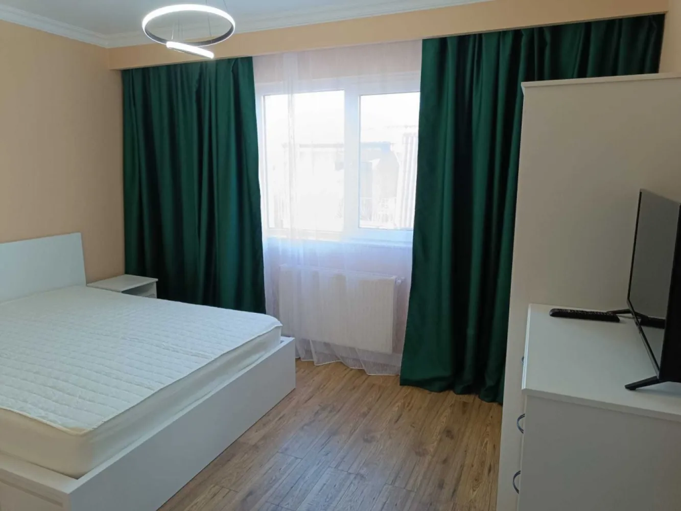 Apartament 2 camere Fundeni str Marului + Parcare Proprietar Bloc Nou - Închiriez apartamente două camere + balcon pe str.Mărului 4, Dobroești. Apartamentul este decomandat, bucatarie inchisa, complet mobilate si utilat ( mobilă dormitoare, mobilă bucătarie,aer conditionat, televizoare smart, masină de spalat, frigider,cuptor,plită pe gaz,masina spalat vase). Locuința se află la etajul 3.
Suprafață aprox. 60 mp

Prima inchiriere !

Un singur loc de parcare asigurat in complex.
Se închiriază pe minim 1 an numai in baza unui contract încheiat între părti .

Fara animale de companie !

Rog seriozitate.