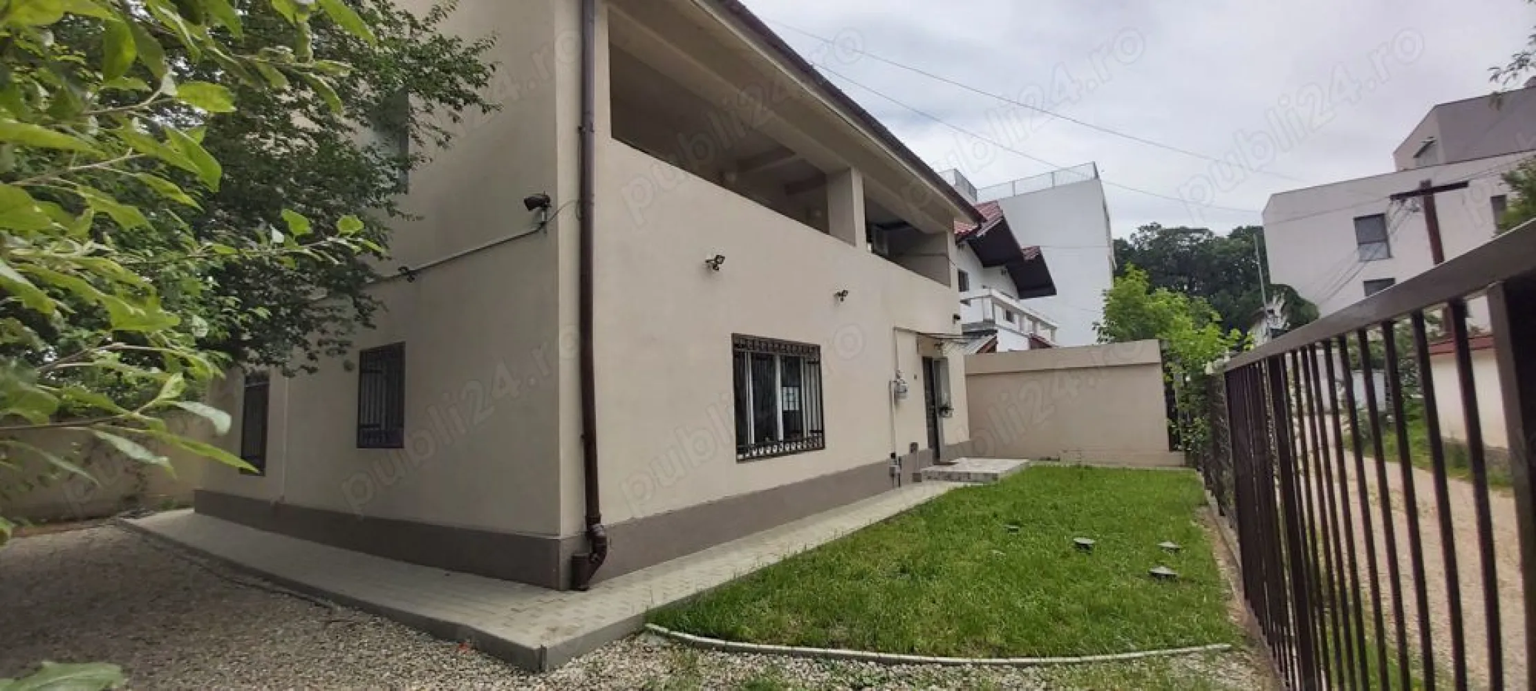 Vanzare casa Baneasa 0% comision - Vand casa Baneasa, sector 1- Aleea Teisani 
 P+1+M ( an constructive 1998, pereti structurali din beton armat - constructie foarte rezistenta), suprafata 250 mp - curte 160 mp + talpa 90 mp. Izolata termic. Mobilata si utilata ( aer conditionat, centrala termica, masina de spalat vase etc). Eliberabila imediat.
Parter=living+dining, bucatarie inchisa, camera intrare, baie cu dus.
Etaj=open space (living); 3 dormitoare; 1 baie cu cada. Balcon generos. 
Totul decomandat. Fosa septica ecologica. Sistem supraveghere video.
Mansarda=open space, cu ferestre normale, neamenajat ( poate fi loc de joaca sala de sport studio poate fi si impartita in camere, etc.)
In curte se pot parca 3 autoturisme. Casa este pozitionata langa padure, max. 150 m si este ideala pentru iubitorii de natura, de animalute sau pentru amatorii de plimbari in liniste si aer curat. 
Se afla la 10 min de aeroport, mall Baneasa, Zoo Bucuresti, cartier Greenfield si alte puncta de interes specific zonei de Nord Bucuresti. Acces facil catre autostrada Bucuresti Ploiesti. 
La cerere pot furniza mai multe fotografii. 
Pret 355.000 euro. Accept credit bancar. 
Direct proprietar