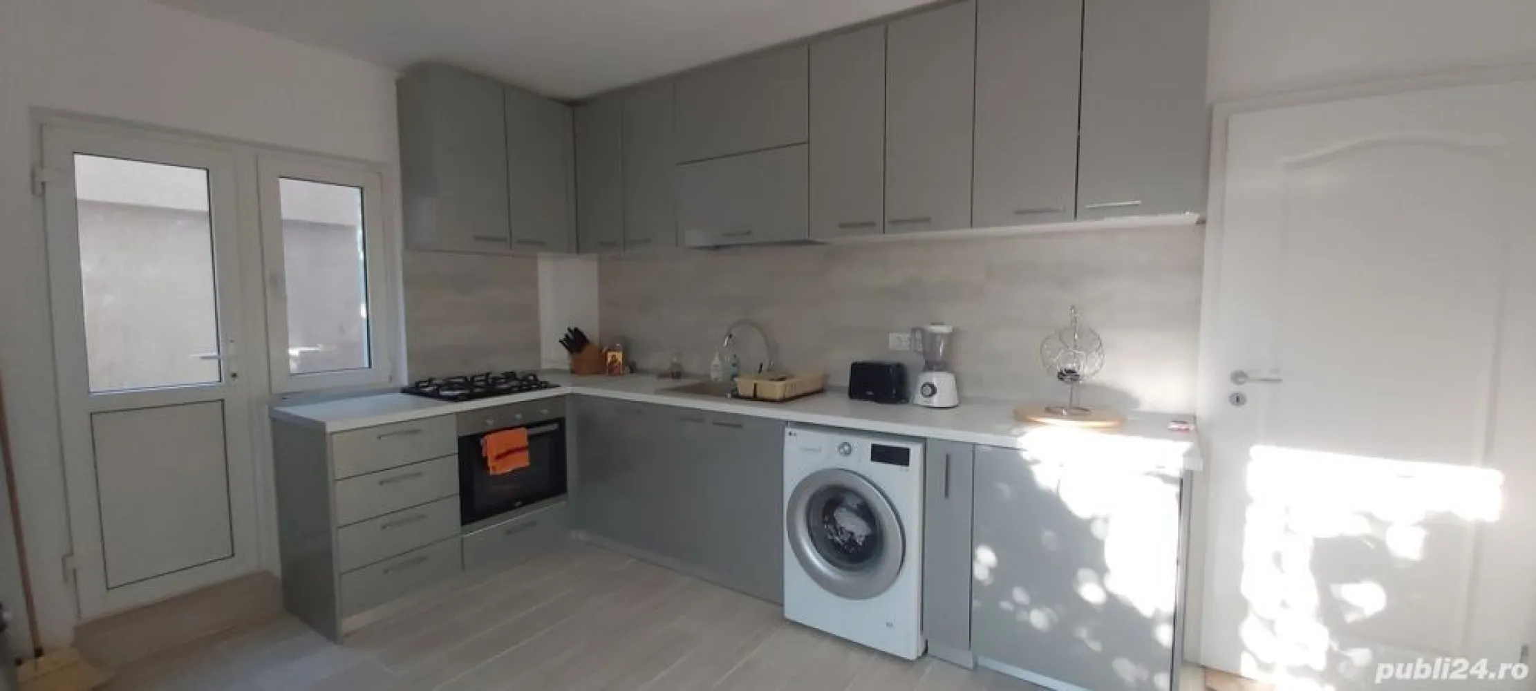 Vanzare casa Baneasa 0% comision - Vand casa Baneasa, sector 1- Aleea Teisani 
 P+1+M ( an constructive 1998, pereti structurali din beton armat - constructie foarte rezistenta), suprafata 250 mp - curte 160 mp + talpa 90 mp. Izolata termic. Mobilata si utilata ( aer conditionat, centrala termica, masina de spalat vase etc). Eliberabila imediat.
Parter=living+dining, bucatarie inchisa, camera intrare, baie cu dus.
Etaj=open space (living); 3 dormitoare; 1 baie cu cada. Balcon generos. 
Totul decomandat. Fosa septica ecologica. Sistem supraveghere video.
Mansarda=open space, cu ferestre normale, neamenajat ( poate fi loc de joaca sala de sport studio poate fi si impartita in camere, etc.)
In curte se pot parca 3 autoturisme. Casa este pozitionata langa padure, max. 150 m si este ideala pentru iubitorii de natura, de animalute sau pentru amatorii de plimbari in liniste si aer curat. 
Se afla la 10 min de aeroport, mall Baneasa, Zoo Bucuresti, cartier Greenfield si alte puncta de interes specific zonei de Nord Bucuresti. Acces facil catre autostrada Bucuresti Ploiesti. 
La cerere pot furniza mai multe fotografii. 
Pret 355.000 euro. Accept credit bancar. 
Direct proprietar