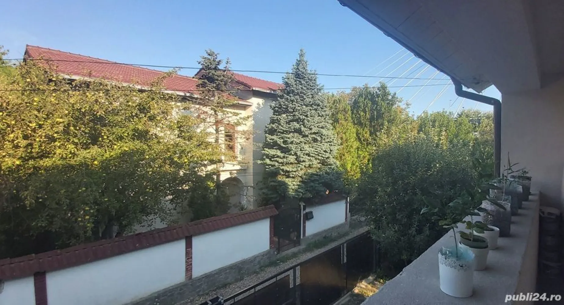 Vanzare casa Baneasa 0% comision - Vand casa Baneasa, sector 1- Aleea Teisani 
 P+1+M ( an constructive 1998, pereti structurali din beton armat - constructie foarte rezistenta), suprafata 250 mp - curte 160 mp + talpa 90 mp. Izolata termic. Mobilata si utilata ( aer conditionat, centrala termica, masina de spalat vase etc). Eliberabila imediat.
Parter=living+dining, bucatarie inchisa, camera intrare, baie cu dus.
Etaj=open space (living); 3 dormitoare; 1 baie cu cada. Balcon generos. 
Totul decomandat. Fosa septica ecologica. Sistem supraveghere video.
Mansarda=open space, cu ferestre normale, neamenajat ( poate fi loc de joaca sala de sport studio poate fi si impartita in camere, etc.)
In curte se pot parca 3 autoturisme. Casa este pozitionata langa padure, max. 150 m si este ideala pentru iubitorii de natura, de animalute sau pentru amatorii de plimbari in liniste si aer curat. 
Se afla la 10 min de aeroport, mall Baneasa, Zoo Bucuresti, cartier Greenfield si alte puncta de interes specific zonei de Nord Bucuresti. Acces facil catre autostrada Bucuresti Ploiesti. 
La cerere pot furniza mai multe fotografii. 
Pret 355.000 euro. Accept credit bancar. 
Direct proprietar