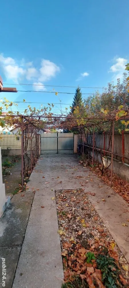 Casa comuna Berceni - Proprietar, Vând casă în comuna Berceni, județul Ilfov, living- 35mp, 4 dormitoare, 3 bai(2 utilate), bucătărie 14mp, dresing, spațiu de depozitare, beci (pivnită) cu puț în interior, curent trifazic, stabilizator, apă curentă, gaze, fosă septica ecologica, suprafață utila 302 mp, curte 400 mp, mansardă locuibila, izolată.
Izolație cu polistiren grafitat de 10 cm.
Tavane și pereți cu tencuială(NU RIGIPS).
S+P+E+M.
Strada asfaltată. 
Preț 162.000 euro negociabil sau schimb cu apartamente, garsoniere (1+diferența sau 2).

Dețin acte.
