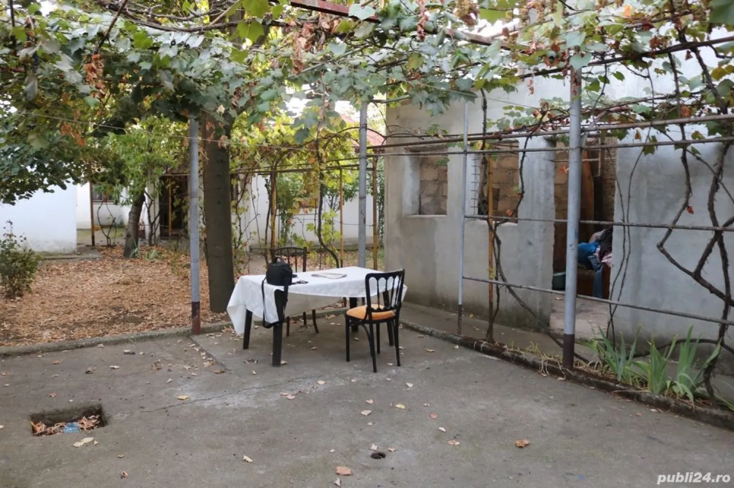 Vand casă cu teren. - URGENT !!!
Vând casă cu teren de 345 mp ,pe Stada Neajlovului ,Nr 66 ,Sect 1 Bucureşti, PROPRIETAR, deschiderea imobilului 
 față( Stradal) lățime 11,81mp ,spate 11,27mp, lungime 29,68 mp .Locuință în formă de U,casa are 4 camere,2 bai ,un Grup Sanitar şi o constructie de casă Garaj cu etaj neterminat.
 C1+C2+C3 Hol-12,6 mp ,1) Cameră-15,8 mp, 2) Cameră-18 mp, 3) Cameră-14,5 mp, 1) Baie 6,1 mp, Bucătărie -13 mp; 4) Cameră-10,7 mp, 2) Baie-4,2 mp, Grup Sanitar-2,2mp .
 C4 O construcție de casă cu etaj Garaj Suprafața - 48 mp.Neterminată
Utilitati = gaze ,curent ,canalizare,tv și internet .Cadastru și Intabulare la zi.
 Pret pe mp 609 E . NEGOCIABIL