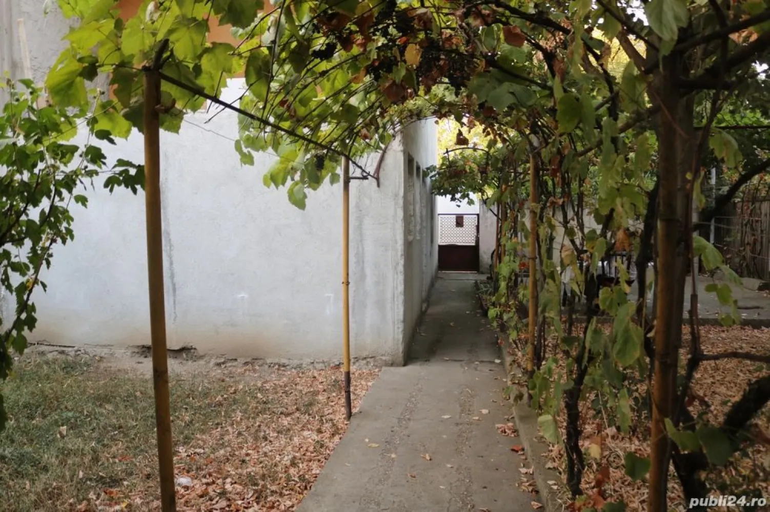 Vand casă cu teren. - URGENT !!!
Vând casă cu teren de 345 mp ,pe Stada Neajlovului ,Nr 66 ,Sect 1 Bucureşti, PROPRIETAR, deschiderea imobilului 
 față( Stradal) lățime 11,81mp ,spate 11,27mp, lungime 29,68 mp .Locuință în formă de U,casa are 4 camere,2 bai ,un Grup Sanitar şi o constructie de casă Garaj cu etaj neterminat.
 C1+C2+C3 Hol-12,6 mp ,1) Cameră-15,8 mp, 2) Cameră-18 mp, 3) Cameră-14,5 mp, 1) Baie 6,1 mp, Bucătărie -13 mp; 4) Cameră-10,7 mp, 2) Baie-4,2 mp, Grup Sanitar-2,2mp .
 C4 O construcție de casă cu etaj Garaj Suprafața - 48 mp.Neterminată
Utilitati = gaze ,curent ,canalizare,tv și internet .Cadastru și Intabulare la zi.
 Pret pe mp 609 E . NEGOCIABIL