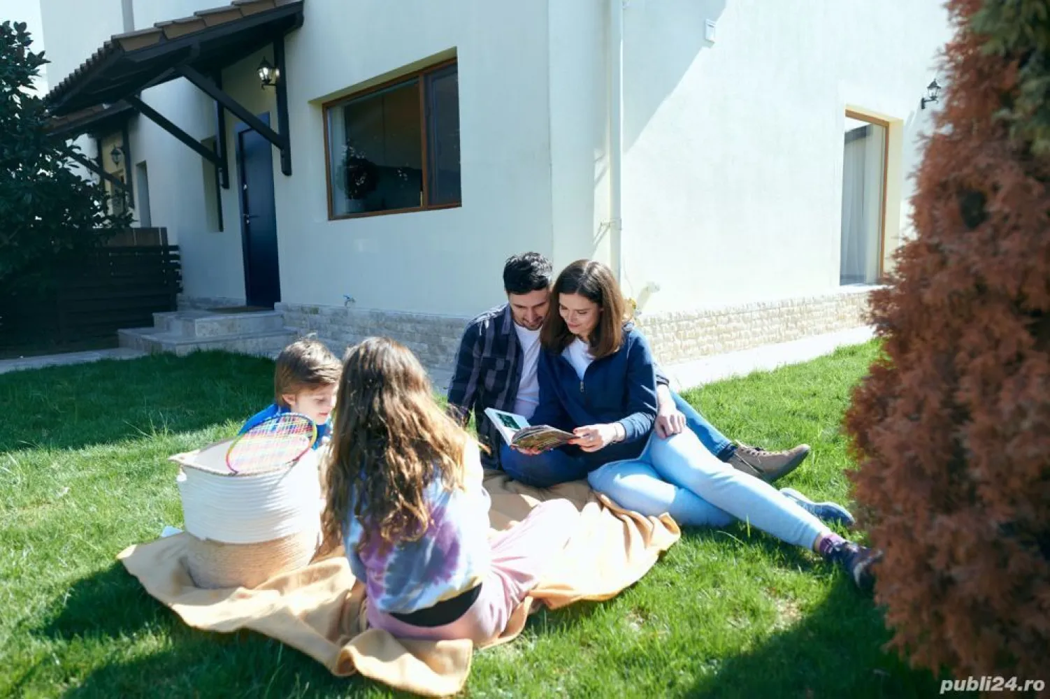 Comunitate exclusivă | 35 min. până la Unirii! [Lângă pădure] | DEZVOLTATOR - Așezat în liniștea periferiei zonei metropolitane a Bucurestiului, Green City oferă o experiență de trai extraordinara pe terenurile istorice ale fostului domeniu regal al Reginei Maria.

Poziționat în apropierea răului Argeș și înconjurat de 120 hectare de pădure, comunitatea noastră promite un stil de viață liniștit, cu mult aer curat, nu departe de inima vibrantă a Bucureștiului.

Copiii se plimbă și se joacă pe străzi, comunitatea cu peste 2.000 de locuitori fiind una închegată și solidară. Totul are un aer occidental.

Acces facil:
- 35 de minute de Piața Unirii
- 20 de minute de Eroii Revoluției
- 15 minute de Dedeman.

Apropiere de servicii esențiale și cumpărături:
+ Lidl la 2 km
+ Profi la 1,5 km

Alăturați-vă unei comunități vibrante în complexul nostru cu 700 de case (630 de locuințe deja locuite). 

Printre vecinii dumneavoastră veți găsi: 
+ Executivi,
+ Avocați,
+ Antreprenori,
+ Medici,
+ Personal guvernamental,
+ si Profesori, 
creând un țesut social bogat și dinamic pe care îl întâlniți în evenimentele sociale bine planificate ale comunității noastre.

Vino să te convingi singur că poți lăsa Bucureștiul, aglomerația, agitația, stresul, poluarea în trecut și să te bucuri de aer curat, de familie și de fiecare clipă petrecută cu cei dragi!

Rezumat:
+ Comunitate exclusivă
+ 120 de hectare de pădure și spații verzi
+ Cartier liniștit și relaxant
+ Aer curat
+ P + 1 cu 4 camere si 3 băi (118 mp)
+ Case moderne și spațioase
+ Finisaje PREMIUM
+ 2 locuri parcare

Pretul nu include TVA.

Programează o vizionare!
Telefon: