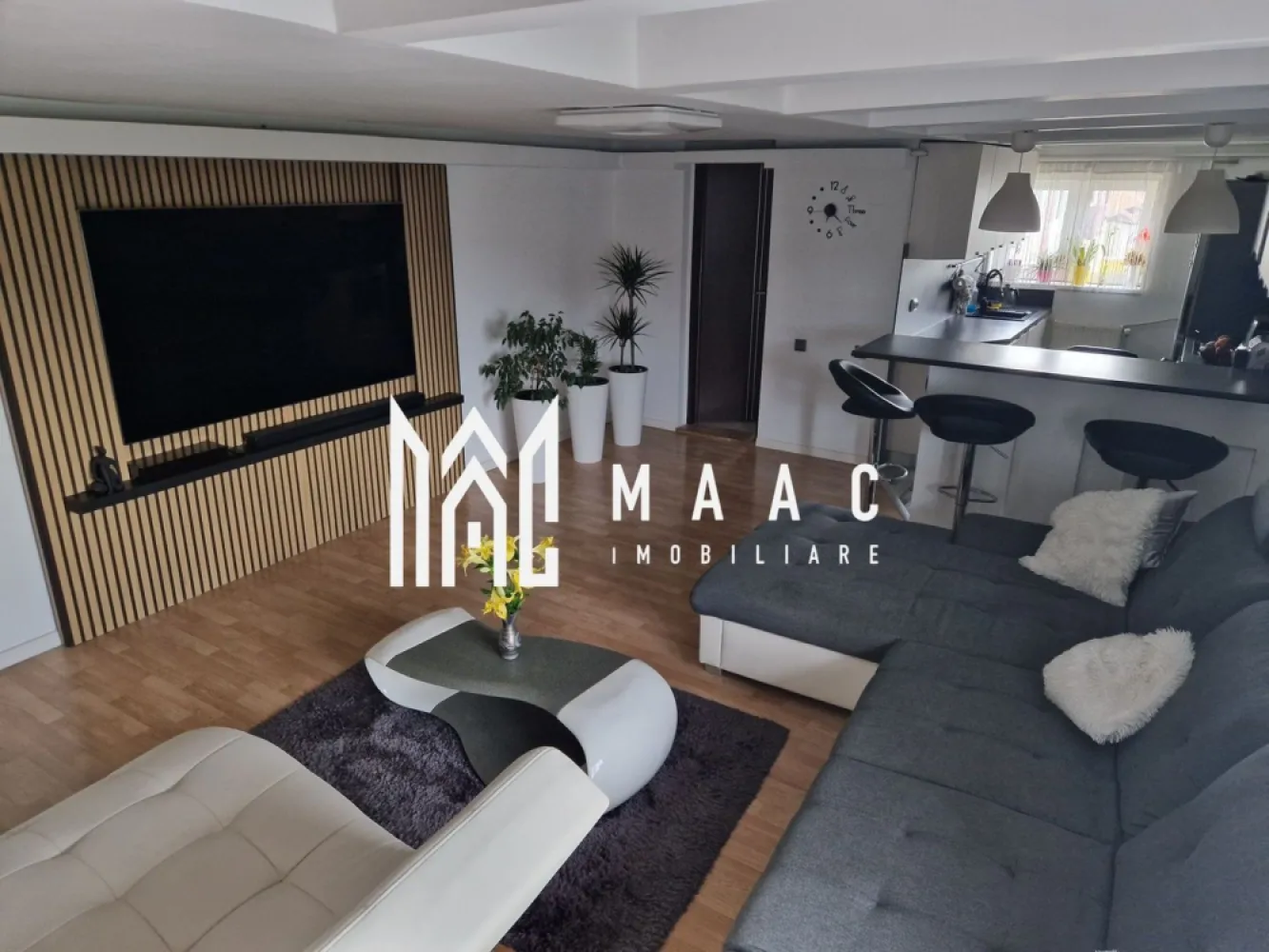 Apartament 4 camere | 85MPU | Balcon | Calea Cisnadiei - MAAC Imobiliare vă propune spre vânzare un apartament tip penthouse cu 4 camere, situat pe Calea Cisnădiei, Sibiu – o proprietate modernă, complet renovată și pregătită pentru locuire imediată.

Detalii apartament:
Suprafață utilă: 85 mp

Compartimentare practică:
Parter
Living spațios cu bucătărie open space
Dormitor pentru oaspeți
Baie cu cabină de duș
Balcon cu priveliște către Calea Cisnădiei și zonă verde

 Etaj
Dormitor matrimonial
Cameră copil
Baie de serviciu
Pod pentru depozitare

Finisaje și dotări:
Apartament complet renovat acum 2 ani (instalații sanitare și electrice, tencuieli, tâmplărie, gresie, faianță, parchet, uși noi)
Se vinde complet mobilat și utilat conform fotografiilor
Electrocasnice moderne incluse: smart TV, aer condiționat, frigider, mașină de spălat vase, cuptor, aragaz, centrală pe gaz (leasing E.ON), mașină de spălat rufe
Izolație exterioară din polistiren și interioară din vată minerală

Pentru mai multe detalii sau pentru a programa o vizionare, vă rugăm să ne contactați.
Specificați ID-ul CP2716833.