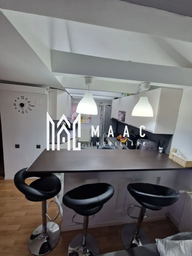 Apartament 4 camere | 85MPU | Balcon | Calea Cisnadiei - MAAC Imobiliare vă propune spre vânzare un apartament tip penthouse cu 4 camere, situat pe Calea Cisnădiei, Sibiu – o proprietate modernă, complet renovată și pregătită pentru locuire imediată.

Detalii apartament:
Suprafață utilă: 85 mp

Compartimentare practică:
Parter
Living spațios cu bucătărie open space
Dormitor pentru oaspeți
Baie cu cabină de duș
Balcon cu priveliște către Calea Cisnădiei și zonă verde

 Etaj
Dormitor matrimonial
Cameră copil
Baie de serviciu
Pod pentru depozitare

Finisaje și dotări:
Apartament complet renovat acum 2 ani (instalații sanitare și electrice, tencuieli, tâmplărie, gresie, faianță, parchet, uși noi)
Se vinde complet mobilat și utilat conform fotografiilor
Electrocasnice moderne incluse: smart TV, aer condiționat, frigider, mașină de spălat vase, cuptor, aragaz, centrală pe gaz (leasing E.ON), mașină de spălat rufe
Izolație exterioară din polistiren și interioară din vată minerală

Pentru mai multe detalii sau pentru a programa o vizionare, vă rugăm să ne contactați.
Specificați ID-ul CP2716833.