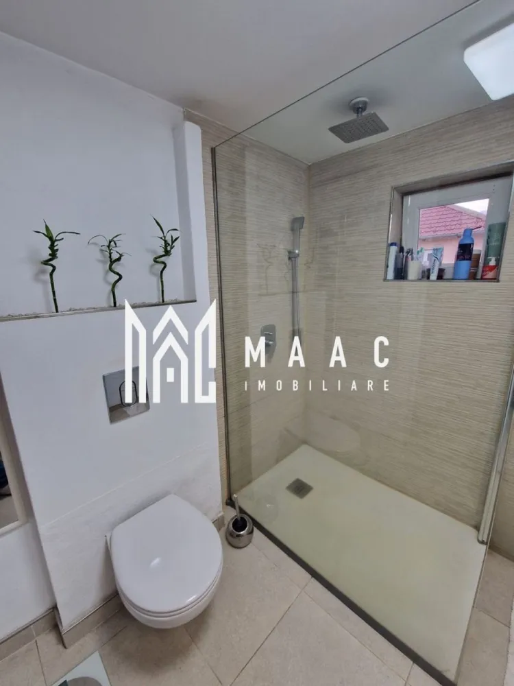 Apartament 4 camere | 85MPU | Balcon | Calea Cisnadiei - MAAC Imobiliare vă propune spre vânzare un apartament tip penthouse cu 4 camere, situat pe Calea Cisnădiei, Sibiu – o proprietate modernă, complet renovată și pregătită pentru locuire imediată.

Detalii apartament:
Suprafață utilă: 85 mp

Compartimentare practică:
Parter
Living spațios cu bucătărie open space
Dormitor pentru oaspeți
Baie cu cabină de duș
Balcon cu priveliște către Calea Cisnădiei și zonă verde

 Etaj
Dormitor matrimonial
Cameră copil
Baie de serviciu
Pod pentru depozitare

Finisaje și dotări:
Apartament complet renovat acum 2 ani (instalații sanitare și electrice, tencuieli, tâmplărie, gresie, faianță, parchet, uși noi)
Se vinde complet mobilat și utilat conform fotografiilor
Electrocasnice moderne incluse: smart TV, aer condiționat, frigider, mașină de spălat vase, cuptor, aragaz, centrală pe gaz (leasing E.ON), mașină de spălat rufe
Izolație exterioară din polistiren și interioară din vată minerală

Pentru mai multe detalii sau pentru a programa o vizionare, vă rugăm să ne contactați.
Specificați ID-ul CP2716833.