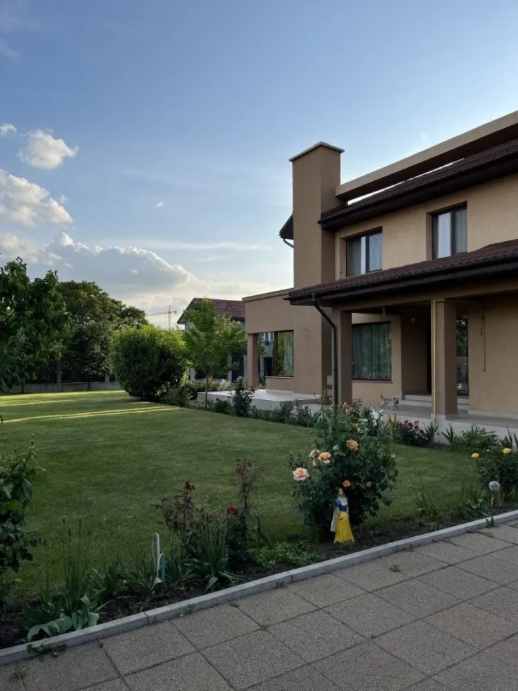 Casa /vila de vanzare - Militari zona Păcii - Proprietar, ofer spre vânzare casa cu teren de 900 mp in sectorul 6. Zona Păcii, str Drumul Bacriului. 
Aflată într o zona liniştita, casa are acces la doua străzi linistite. Fiind finalizată in 2010. 
Este dispusă pe doua niveluri, parter, etaj, plus pod care este utilizat ca spaţiu depozitare. 
Descoper? aceast? superb? vil? cu un design mediteranean, situat? in zona OMV Pacii Militari. Cu o arhitectura impresionant? aceast? proprietate îti ofer? tot confortul si spatiul de care ai nevoie.

Construcţia este modern -mediteraneeana, cu o suprafaţa utila de 250 mp, 360 mp construiţi. 
Amprenta casei cu terase este de aprox 210 mp. 

 La parterul vilei vei gasi un living spatios de 32 mp, o bucatarie generoasa de 16.5 mp, o zona de dining de 13 mp si un dormitor primitor de 17 mp. Holul de 29 mp adaug un aer deschis si îti permite s? te bucuri de fiecare încapere fara a fi nevoie de becuri aprinse pe timpul zilei. De asemenea, beneficiezi de un garaj pentru o masina de 19 mp si trei terase cu suprafete de 10 mp, 37 mp si 28 mp, unde poti petrece momente de relaxare si bucura de aerul proaspât.
La etaj, vila îti ofer? o teras? superb de 29 mp, perfect pentru momente de odin? si contemplare.
Trei dormitoare elegante Îti întâmpin? cu caldur?, dintre care unul matrimonial cu dressing de 10 mp si baie proprie de 14.6 mp. Celelalte doua dormitoare de 16.5 mp sunt deservite de o baie de 6.3 mp.

Detalii la telefon . 
Zona Drumul Bacriului, militari. 
Dispune de toate utilităţile.
Nu doresc colaborarea cu agenţii imobiliare.