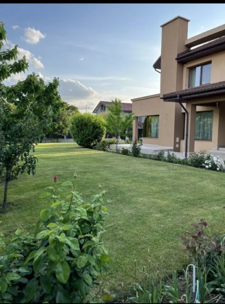 Casa /vila de vanzare - Militari zona Păcii - Proprietar, ofer spre vânzare casa cu teren de 900 mp in sectorul 6. Zona Păcii, str Drumul Bacriului. 
Aflată într o zona liniştita, casa are acces la doua străzi linistite. Fiind finalizată in 2010. 
Este dispusă pe doua niveluri, parter, etaj, plus pod care este utilizat ca spaţiu depozitare. 
Descoper? aceast? superb? vil? cu un design mediteranean, situat? in zona OMV Pacii Militari. Cu o arhitectura impresionant? aceast? proprietate îti ofer? tot confortul si spatiul de care ai nevoie.

Construcţia este modern -mediteraneeana, cu o suprafaţa utila de 250 mp, 360 mp construiţi. 
Amprenta casei cu terase este de aprox 210 mp. 

 La parterul vilei vei gasi un living spatios de 32 mp, o bucatarie generoasa de 16.5 mp, o zona de dining de 13 mp si un dormitor primitor de 17 mp. Holul de 29 mp adaug un aer deschis si îti permite s? te bucuri de fiecare încapere fara a fi nevoie de becuri aprinse pe timpul zilei. De asemenea, beneficiezi de un garaj pentru o masina de 19 mp si trei terase cu suprafete de 10 mp, 37 mp si 28 mp, unde poti petrece momente de relaxare si bucura de aerul proaspât.
La etaj, vila îti ofer? o teras? superb de 29 mp, perfect pentru momente de odin? si contemplare.
Trei dormitoare elegante Îti întâmpin? cu caldur?, dintre care unul matrimonial cu dressing de 10 mp si baie proprie de 14.6 mp. Celelalte doua dormitoare de 16.5 mp sunt deservite de o baie de 6.3 mp.

Detalii la telefon . 
Zona Drumul Bacriului, militari. 
Dispune de toate utilităţile.
Nu doresc colaborarea cu agenţii imobiliare.