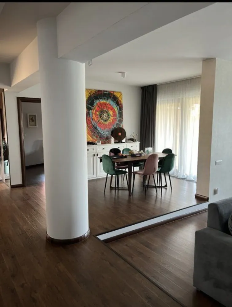 Casa /vila de vanzare - Militari zona Păcii - Proprietar, ofer spre vânzare casa cu teren de 900 mp in sectorul 6. Zona Păcii, str Drumul Bacriului. 
Aflată într o zona liniştita, casa are acces la doua străzi linistite. Fiind finalizată in 2010. 
Este dispusă pe doua niveluri, parter, etaj, plus pod care este utilizat ca spaţiu depozitare. 
Descoper? aceast? superb? vil? cu un design mediteranean, situat? in zona OMV Pacii Militari. Cu o arhitectura impresionant? aceast? proprietate îti ofer? tot confortul si spatiul de care ai nevoie.

Construcţia este modern -mediteraneeana, cu o suprafaţa utila de 250 mp, 360 mp construiţi. 
Amprenta casei cu terase este de aprox 210 mp. 

 La parterul vilei vei gasi un living spatios de 32 mp, o bucatarie generoasa de 16.5 mp, o zona de dining de 13 mp si un dormitor primitor de 17 mp. Holul de 29 mp adaug un aer deschis si îti permite s? te bucuri de fiecare încapere fara a fi nevoie de becuri aprinse pe timpul zilei. De asemenea, beneficiezi de un garaj pentru o masina de 19 mp si trei terase cu suprafete de 10 mp, 37 mp si 28 mp, unde poti petrece momente de relaxare si bucura de aerul proaspât.
La etaj, vila îti ofer? o teras? superb de 29 mp, perfect pentru momente de odin? si contemplare.
Trei dormitoare elegante Îti întâmpin? cu caldur?, dintre care unul matrimonial cu dressing de 10 mp si baie proprie de 14.6 mp. Celelalte doua dormitoare de 16.5 mp sunt deservite de o baie de 6.3 mp.

Detalii la telefon . 
Zona Drumul Bacriului, militari. 
Dispune de toate utilităţile.
Nu doresc colaborarea cu agenţii imobiliare.