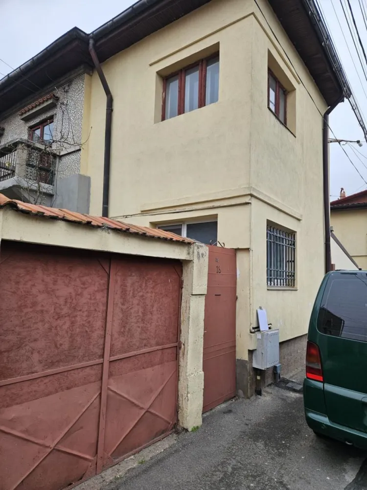 Vila S+P+E+M langa hotel Marriott - Intre hotel Marriott si piata Cosbuc
Str. Cenad
Proprietar
NU colaborez cu agentii, agenti, consultanti, site uri imobiliare
Singur in curte
110mp amprenta casei( aprox 250mp suprafata utila)
12 incaperi
Racordata la toate utilitatile
Acte clare Vanzare -Cumparare 2007
Constructie 1940
Teren 207 proprietate
Locuri parcare in curte 2 
Nu are probleme de structura
Pret.usor discutabil
Accept credit , daca este pre-aprobat.
Va rog fara mesaje ai fara schimburi.