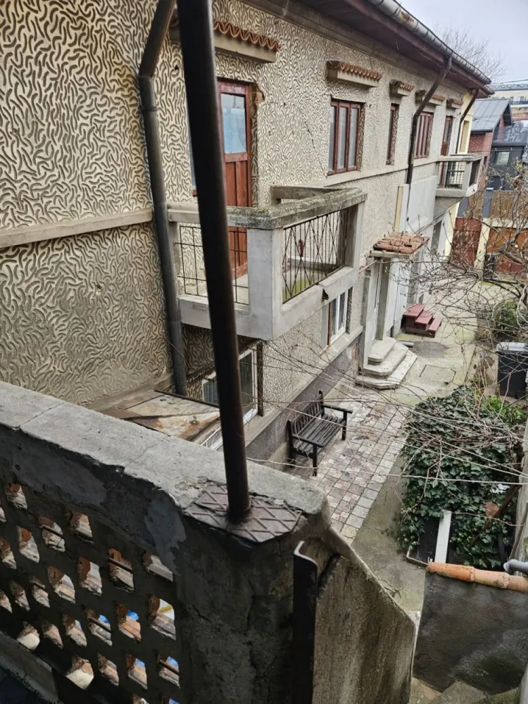 Vila S+P+E+M langa hotel Marriott - Intre hotel Marriott si piata Cosbuc
Str. Cenad
Proprietar
NU colaborez cu agentii, agenti, consultanti, site uri imobiliare
Singur in curte
110mp amprenta casei( aprox 250mp suprafata utila)
12 incaperi
Racordata la toate utilitatile
Acte clare Vanzare -Cumparare 2007
Constructie 1940
Teren 207 proprietate
Locuri parcare in curte 2 
Nu are probleme de structura
Pret.usor discutabil
Accept credit , daca este pre-aprobat.
Va rog fara mesaje ai fara schimburi.