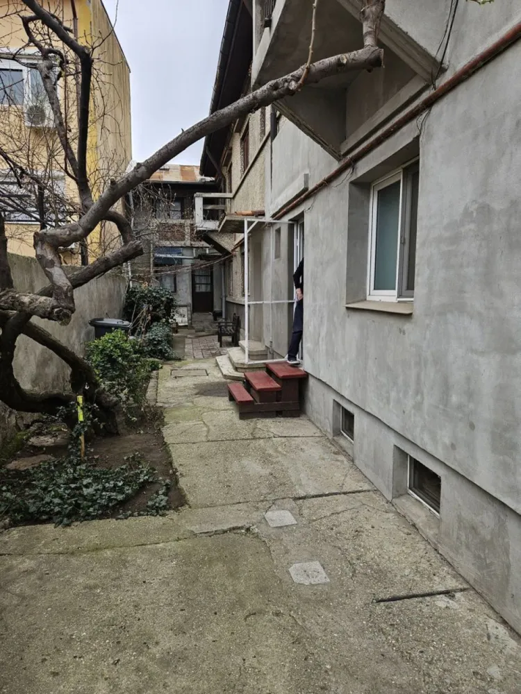 Vila S+P+E+M langa hotel Marriott - Intre hotel Marriott si piata Cosbuc
Str. Cenad
Proprietar
NU colaborez cu agentii, agenti, consultanti, site uri imobiliare
Singur in curte
110mp amprenta casei( aprox 250mp suprafata utila)
12 incaperi
Racordata la toate utilitatile
Acte clare Vanzare -Cumparare 2007
Constructie 1940
Teren 207 proprietate
Locuri parcare in curte 2 
Nu are probleme de structura
Pret.usor discutabil
Accept credit , daca este pre-aprobat.
Va rog fara mesaje ai fara schimburi.