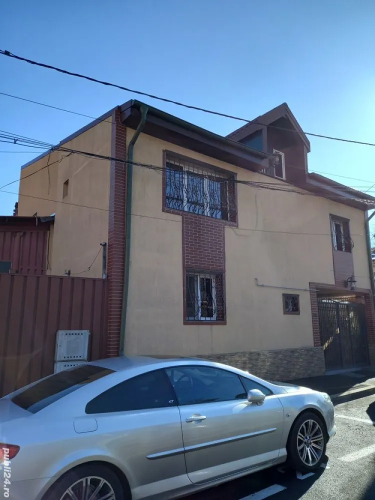 Vilă de Vanzare Eroii Revoluției sec.4 - Vilă de Vanzare. Eroii Revolutiei sec.4. 
4.dormitoare .P.1 zona Eroii Revoluției. str. Lalosu . sec.4. la 5.min.de Metrou. și toate mijloacele de transport în comun. zona centrală.