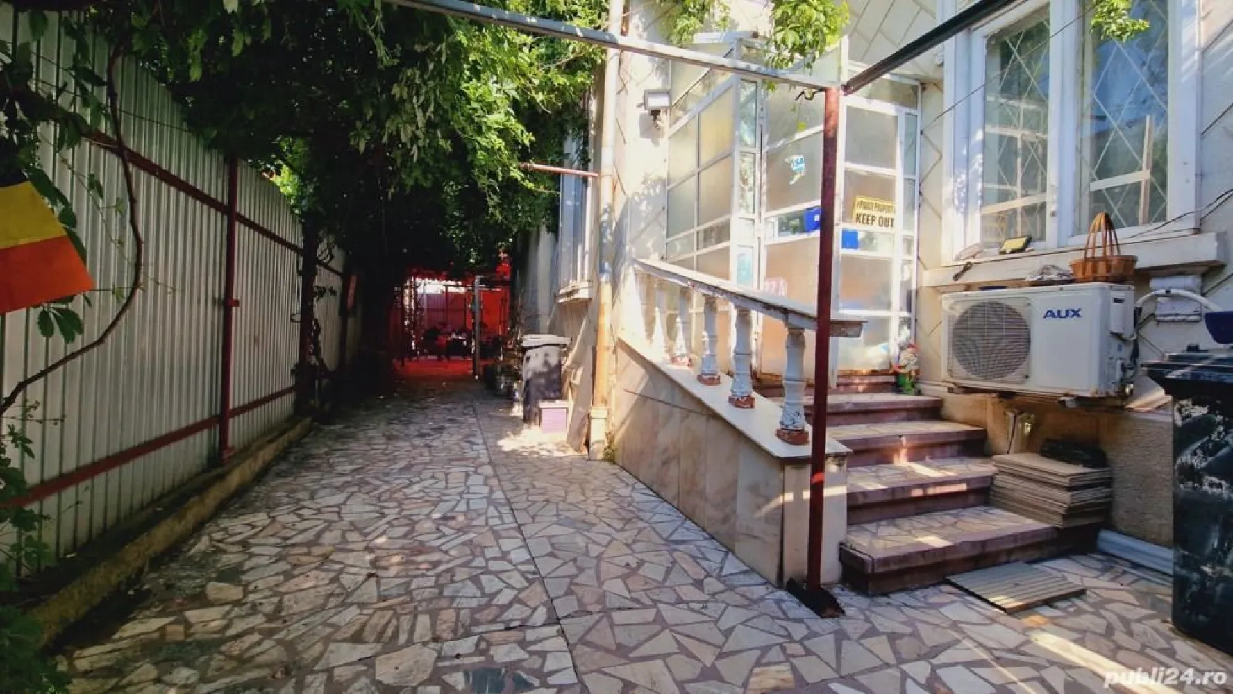 Casă de Vânzare DIRECT PROPRIETar 170mp - Casa de Vânzare DIRECT PROPRIETAR 170mp

Suprafata teren-170MP
Suprafata casa- 100 mp
Suprafata curte-70mp
Pret Vanzare-250.000 Euro

Perfect pentru cabinete medicale,cabinete de avocatura, cabinete de notariat etc si de locuit.

Zona- Strada General Nicolae Haralambie -Tineretului,sector 4,vis-a vis de fabrica ADESGO, aproape de 2 statii de metrou apropiate la 5 minute ( tineretului si eroii revolutiei ) si de foarte multe puncte de acces (tramvai-autobuz,metrou,Maxitaxi)
La 2 minute de Parcul Carol si la 5 minute de Parcul Tineretului

Casa construita stil vagon cu 3 camere spațioase, 2 bai ,bucatarie.
Dispune si de 2 camere la subsol, s-a locuit si la subsol fara nici o problema.
2 Locuri de parcare Exterior in fata portii
1 loc parcare inauntru .
Gaza+apa+Centrala.